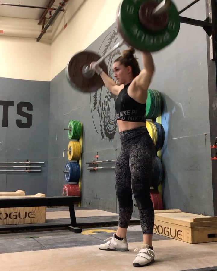 マッティ・ロジャーズのインスタグラム：「Doing classic lifts a day or so after a terrible volume squat workout is a lot like trying to run underwater. In your head you’re like WOO BOY I am about to SPRINT & then immediately your body is goes neeeoooooooom & you look like you’re in a slow mo movie. Great way to make 80% lifts feel harder & also a great way to get slapped in the face with some humble pie. Still team #nobeltbitches (I miss you @2poodperformance) and making solid improvements in what feels like all areas. 5% athlete, 95% slug today, but it really do be like that sometimes」