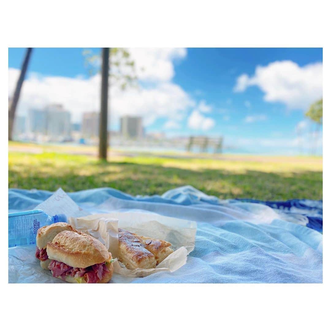 荒川れん子のインスタグラム：「Business mtg under the tree🌳  子連れのお友達とのミーティングは、ミーティングしている間に子供が自転車で遊べるようにマジックアイランドの木陰でピクニックしながら。久々に会ったから全く時間足りなかったけど😂 外は気持ちが良い〜✨ が、このシチュエーション、ついリラックスしたくなるから自制心も要するな😝 . . #hawaii #magicisland #park #picnic #outdoor #meeting #aloha #lovehawaii #luckywelivehawaii #hawaiilife #relax #lifeisajourney #hawaiistagram #instahawaii #ハワイ #アラモアナ #ハワイ生活 #ハワイ暮らし #ハワイ好き #日々の暮らし #青空 #自宅待機 #妄想ハワイ#頑張れハワイ #おうち時間 #ピクニック #会議 #仕事 #子連れハワイ #公園」