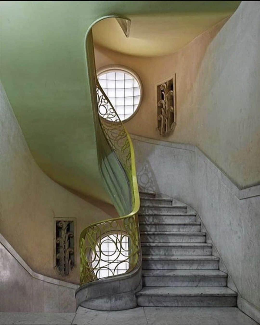 レベッカテイラーのインスタグラム：「Interior architecture, via @david_giroire」