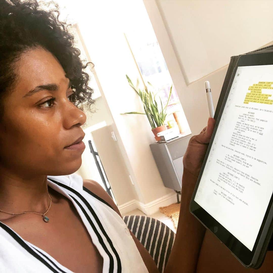 Kelly McCrearyさんのインスタグラム写真 - (Kelly McCrearyInstagram)「Hello people. So lemme just shift gears in this feed for one second to put my storytelling  community/industry friends up on something they might find useful as we prepare to go back to work... someday... 😂😳🤪😷😷😷. If you’ve ever worked with me on @greysabc or anywhere else, you know that ever since @petechatmon introduced me to @scriptation I am all about that paperless life. My favorite thing about it is the eco-friendliness (no paper wasted on my account, please!), but I love the highlighting feature (esp. for table reads!), and being able to transfer my notes from draft to draft. To be honest, I probably don’t even use most of the features it offers, so I’m glad there’s a webinar coming up on July 1 at 1pm PST where Pete and some other smart folks can teach me more about it... swipe through this post for the details, and also feel free to congratulate me on my selfie skills even though it took far longer than it should have to capture this image k thanks byeeeeee.」6月27日 7時04分 - seekellymccreary