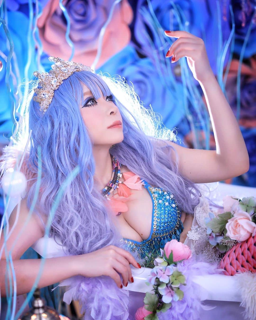 舘林佳史のインスタグラム：「女性なら一度は憧れる人魚姫🧜‍♀️✨﻿ ﻿ まるでディズニー物語の様なファンタジーな世界を体験出来る 大人気人魚ハウスAilinQ静岡フォトスタジオ✨﻿🥰❣﻿ ﻿ 北海道からわざわざ人魚になりに来て下さいました😱💕✨﻿ ﻿ あなたも知らない自分自身の魅力や美しさを写真と言うキャンパスでドラマティックに表現致します。﻿ ﻿ 撮影のご依頼や写真集に興味がある方お問い合わせ等はお気軽にDM又はコメントください。﻿ ﻿ ドラマティックフォトグラファー ﻿ ﻿ @tatephotox  舘林佳史 ﻿ ﻿ 【撮影依頼】﻿ ①名前②年齢③お住い④連絡先⑤LINEID又はメールアドレス﻿ を記入の上DMお願い致します📩﻿ 後日詳細を送らせて頂きます✨﻿ 【モデル応募】﻿ ①名前②年齢③お住い④連絡先⑤LINEID又はメールアドレス﻿ を記入の上最近の写真と応募理由をお書きの上DMお願い致します 📩﻿ 後日詳細を送らせて頂きます✨﻿ ﻿ ༚┈❁┈༚༝༝༚┈❁┈༚༝༝༚┈❁┈༚༝༝༚┈❁┈ ༚༝༝༚┈❁┈﻿ ． 【掲載モデル個撮紹介】﻿ 掲載モデルを撮ってみたいと思った事はありませんか^ ^⁉️﻿ .﻿ 掲載モデルさんをご紹介出来るようになりました❣️﻿ .﻿ ✅ポートレート撮影をやってみたいけどモデルモデルが見つからない。﻿ ✅モデルと一対一でポートレート撮影したい。﻿ ✅撮影会だと撮りたい構図の写真が撮れない。﻿ ✅モデル2人でツイン撮影したい。﻿ ✅友達のカメラマンと一緒にモデルを撮りたい。﻿ ✅モデルとメイクさんを呼んで作品作りをしたい。﻿ ✅スタジオで個撮したい。﻿ ✅海や山で撮影したい。﻿ ✅水着撮影したい。﻿ ✅仕事帰りに撮影したい。﻿ ✅夜景やネオンで撮りたい。﻿ ✅フォトコンにチャレンジしたい。﻿ ✅美容院スタイリストの作品作りコンテストモデル探しや撮影をしたい。カメラマンも探している。﻿ ✅プロのフォトグラファーを 目指している。﻿ ✅プロのカメラマンと同行してもらって勉強したい。﻿ ✅自分の都合の良い日や時間に合わせて撮影がしたい。﻿ .﻿ ༚┈❁┈༚༝༝༚┈❁┈༚༝༝༚┈❁┈༚༝༝༚┈❁┈ ༚༝༝༚┈❁┈﻿ ． 【掲載モデルの個人撮影依頼】﻿ .﻿ お問い合わせは以下の内容を記入しDM 📩﻿ 又はLINE下さい ID510661(舘林佳史)﻿ .﻿ お取り次ぎ致します❣️﻿ .﻿ 件名《個撮モデルお問い合わせ》﻿ ⚫︎氏名:﻿ ⚫︎年齢:﻿ ⚫︎連絡先:﻿ ⚫︎メールアドレス:﻿ ⚫︎カメラ歴: 年﻿ ⚫︎希望モデル名:﻿ ⚫︎希望日:﻿ ⚫︎希望時間:﻿ ⚫︎希望集合場所:  駅や施設名﻿ ⚫︎希望撮影地: 湘南  鎌倉 横浜 ○○公園 等﻿ ⚫︎移動手段: 徒歩  車﻿ ⚫︎希望衣装: ドレス・ロングスカート・ミニスカート・ワンピース・普段着・カジュアル・ショーパン・お任せ・着物・その他﻿ ⚫︎衣装(モデルさんに持って来て欲しい・自分で用意したい)﻿ .﻿ .﻿ ༚┈❁┈༚༝༝༚┈❁┈༚༝༝༚┈❁┈༚༝༝༚┈❁┈ ༚༝༝༚┈❁┈﻿ ． ◆撮影料金﻿ .﻿ 基本撮影時間:3時間(休憩時間移動込み)﻿ 15000円﻿ ⚫︎延長:1時間ごとに5000円﻿ .﻿ ༚┈❁┈༚༝༝༚┈❁┈༚༝༝༚┈❁┈༚༝༝༚┈❁┈ ༚༝༝༚┈❁┈ . ．﻿ ﻿ #人魚#人魚姫#ディズニー#ファンタジー#写真集#モデル募集#北海道モデル#美人#写真集#メイクアップ#雑誌#妖艶#ビューティー#美ボディ#セクシー#モデル#model#ポートレート#ポトレ#ヌードモデル#グラビア#セクシー#セクシーモデル#モデル撮影 #モデル#被写体#被写体募集#作品作り﻿」