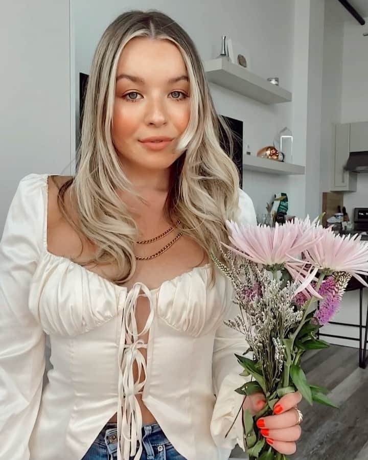 トーリ・ウェブスターのインスタグラム：「coming out of quarantine like!? 💜💇🏼‍♀️ got that fresh perspective on life & fresh hair✨ @jasonleehair ~ top from @revolve 🌛」