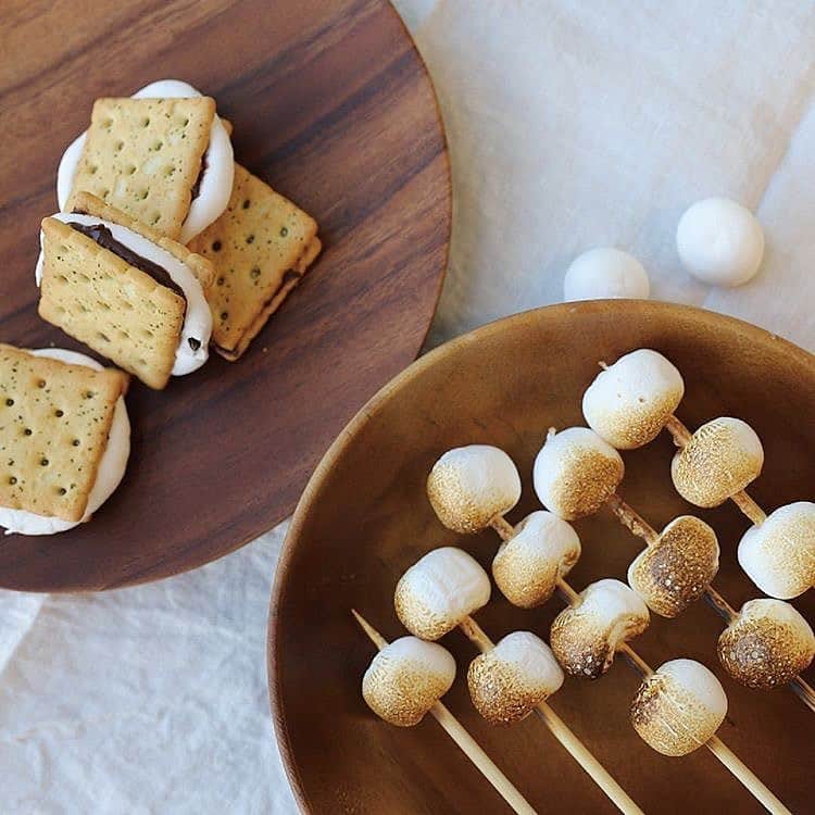 MUJI USAさんのインスタグラム写真 - (MUJI USAInstagram)「A classic childhood favorite remade.  Here's how to recreate smores with just a few MUJI snacks.  MUJI Marshmallow Smores  1 Package of MUJI Chocolate Cream Sandwich Crackers 1 Package of MUJI Marshmallows  1. Separate and split the two sides of the Chocolate Cream Sandwich Cracker. 2. On the side with less chocolate cream, place your Marshmallows. 3. Place the crackers with the Marshmallows on a microwave safe plate, and microwave for 10 to 15 seconds. 4. After the Marshmallows are slightly melted, put the Sandwich Crackers back together and enjoy!  Share your MUJI recipe creations with us at #MUJIbyYou.  #muji #mujiusa #mujirecipe #smores」6月27日 7時25分 - mujiusa
