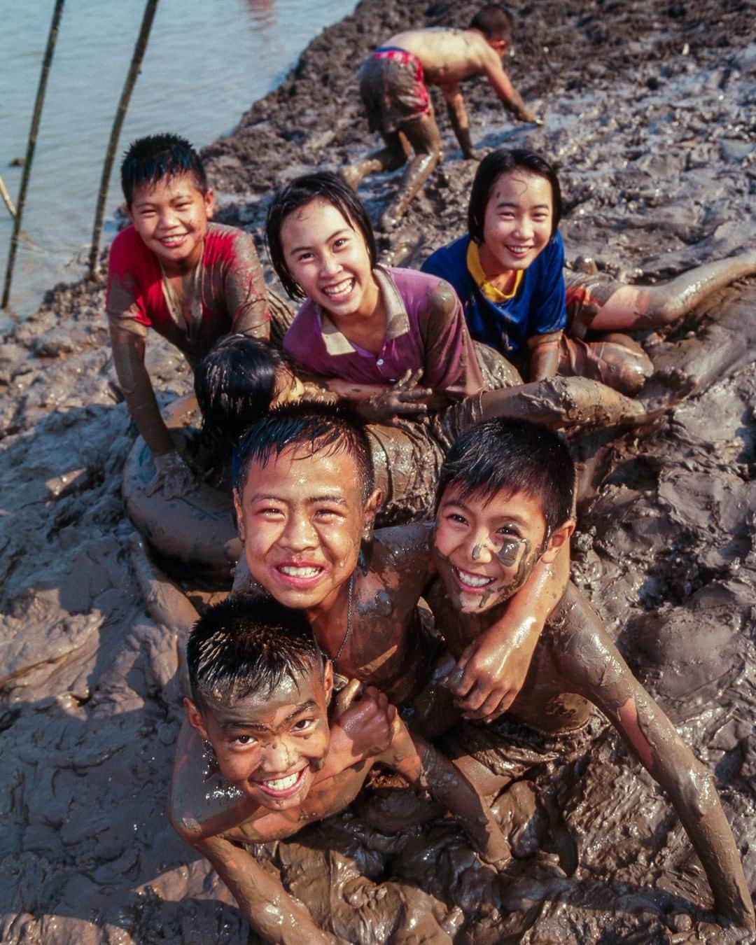 のインスタグラム：「Photo by Michael Yamashita @yamashitaphoto | Muddy moment on the Mekong River. Time for summer smiles again in Thailand, the land of smiles. For more on the Mekong, including the ongoing water crisis, please follow @yamashitaphoto #mekongriver #landofsmiles #mekong #Thailand」
