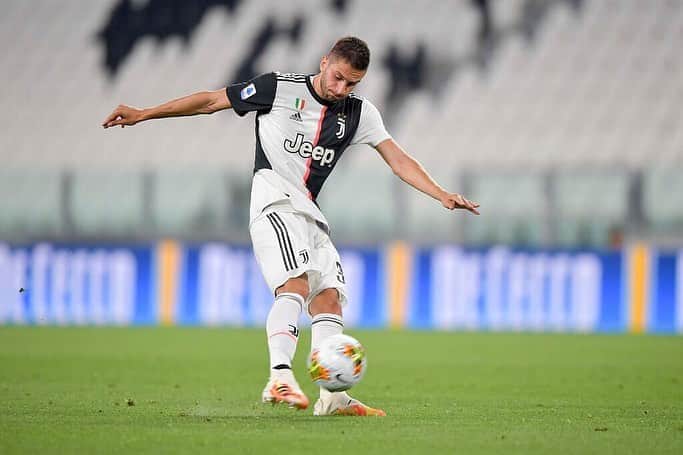 ロドリゴ・ベンタンクールのインスタグラム：「Grande vittoria stasera 🙌🏼 Molto felice di aver raggiunto le 💯 presenze con la maglia della @juventus ⚪⚫ #JuveLecce #FinoAllaFine #ForzaJuve  Gran victoria esta noche 🙌🏼 Muy feliz por haber alcanzado los 💯 partidos con la camiseta de la @juventus ⚪⚫ #JuveLecce #FinoAllaFine #ForzaJuve」