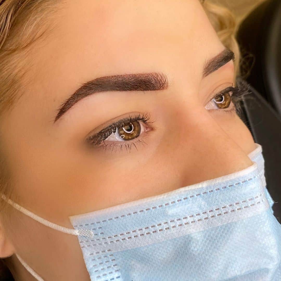 ヘレン・マロウリスさんのインスタグラム写真 - (ヘレン・マロウリスInstagram)「Before and after microblading with @archenvyacademy ... When do athletes ever have time to not sweat for 7-10 days, right? But now has been a great time to get eyebrows done. This is something I’ve always wanted to do too.  So glad I found Ronli, the owner and founder of Arch Envy @archenvyacademy . She takes the shape of your face, skin tone, skin type and current state of your brow hair into account to create a unique brow shape and style that works specifically for you. The service includes a consultation followed by brow design, shaping and numbing. The entire appointment is about 2 hours long with results that can last up to two years with proper care! These brows will heal softer and lighter within a couple of days and I can’t wait to share the whole process and results with you! #microblading #beauty #eyebrows」6月27日 7時40分 - helen_maroulis