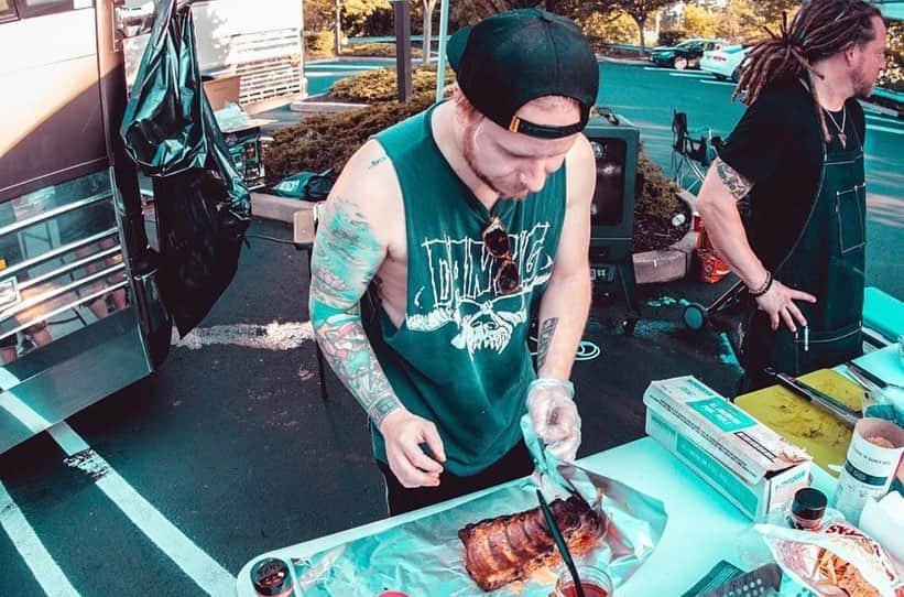 Shinedownさんのインスタグラム写真 - (ShinedownInstagram)「It’s BBQ szn y’all. Who’s cookin up some mean dishes this weekend? #flashbackfriday #grillingandchilling」6月27日 7時41分 - shinedown