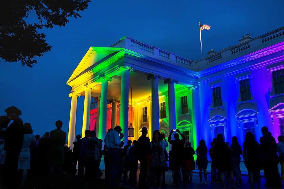 ミシェル・オバマさんのインスタグラム写真 - (ミシェル・オバマInstagram)「Five years ago today, the Supreme Court ruled in favor of the right to same-sex marriage. That evening, thousands of people gathered to celebrate in front of the White House, decked out in every color of the rainbow. Malia and I couldn’t just sit inside and watch this moment pass us by. So we snuck past the Secret Service agents in the White House, past our wonderful kitchen staff and into the humid air of a D.C. summer night. We joined in with everyone as anonymously as we could, just two more proud Americans cheering on progress and the simple—and newly constitutionally protected—fact: love is love. ⁣⁣ ⁣⁣ I’ll never forget that evening. Not only was it the culmination of decades of hard work and struggle from countless LGBTQ+ activists, it had come during a particularly heavy week for many Americans. Earlier that day, Barack and I had attended the funeral of Reverend Clementa Pinckney in Charleston, South Carolina. Here was another instance of thousands of people coming together—this time in mourning of the nine beautiful souls we lost at Emanuel African Methodist Episcopal Church—to share in their grief, their resilience, and their hope for a better world. It was a terrible tragedy, bound up in the sin of racial hatred. And yet—we all left that service overwhelmed by grace. Amazing grace.⁣⁣ ⁣⁣ Thinking back to that day reminds me of how much strength we can find in one another, in good times and in bad. We’ve seen it again over these past few weeks. Our grief and anger have been channeled into passionate protests. Lifelong organizers and first-time marchers of all backgrounds are joining hands and pushing for change. And we’re beginning to have new conversations, and see the start of some real, measurable progress. It makes me think back to nights like this one, five years ago today—a night that reminds us that the fight is worth it. Because a fairer, more just, and more loving world is always possible.⁣⁣」6月27日 8時00分 - michelleobama