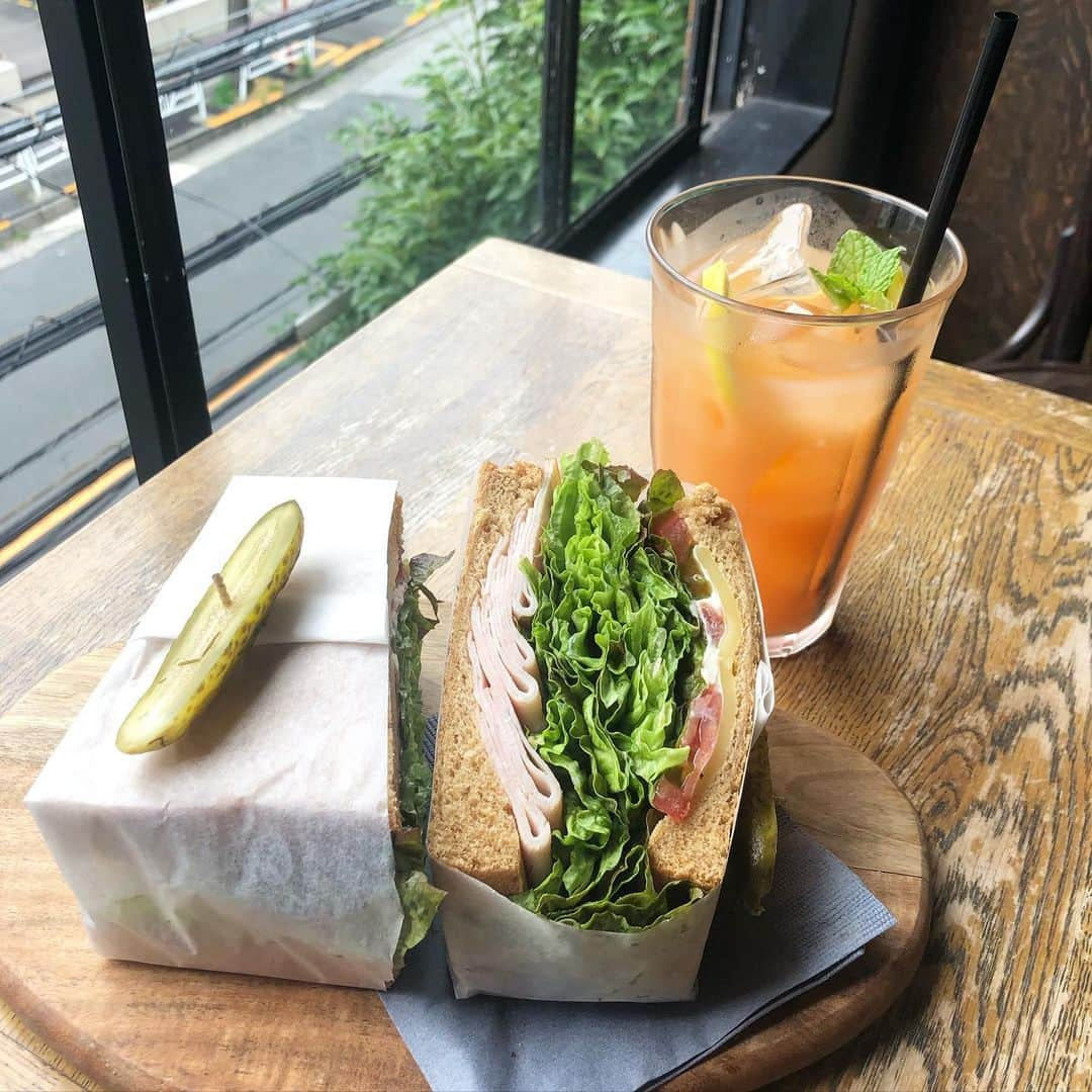 城田夏奈のインスタグラム：「. . .  キングジョージのサンドイッチ🥪 ボリュームたっぷり✨ "いつもより特別な日常を"  #キングジョージ#代官山カフェ #サンドイッチ」