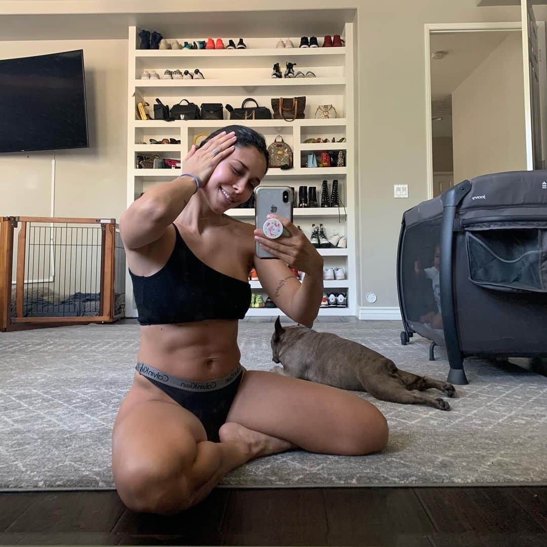 Tianna Gregoryさんのインスタグラム写真 - (Tianna GregoryInstagram)「Just a reminder that we pose and post our best angles. Instagram isn’t reality. We all have our own flaws or struggles because perfection doesn’t exist. I have been working so hard on my fitness and bounce back after baby shadow and was being so hard on myself! I noticed my tummy and waist didn’t go back to what it was before. I had extra skin when I sit or bend down  and I kept beating myself up about it.  We have to learn to LOVE OURSELVES and be STRONG! Build yourself up every day and just be proud of your accomplishments. I am so proud of what my body has done by creating a life and day by day getting stronger and healthier.  Be the best YOU and don’t compare yourself to others. 💕💕」6月27日 8時40分 - tiannag