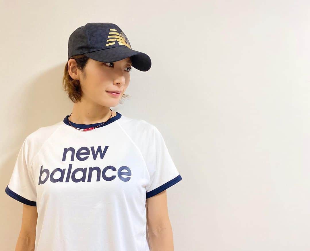 西谷綾子のインスタグラム：「︎ シンプルなデザインで　 首元・袖口の紺のラインが可愛い💓☺️ @newbalance @newbalancerunning_jp ・ FuelCell PRISM 👟 フィット性＆安定感抜群っ👍‼️ 弾む履き心地😍 ランニング初心者からフルマラソン4時間切りを目指すランナーそしてエリートランナーのジョグにもオススメ🏃‍♀️🏃‍♂️✨🌈 ・ #newbalance #tシャツ #monotone  #fuelcell #fuelcellprism #runningshoes #tokyoskytree #skytree」