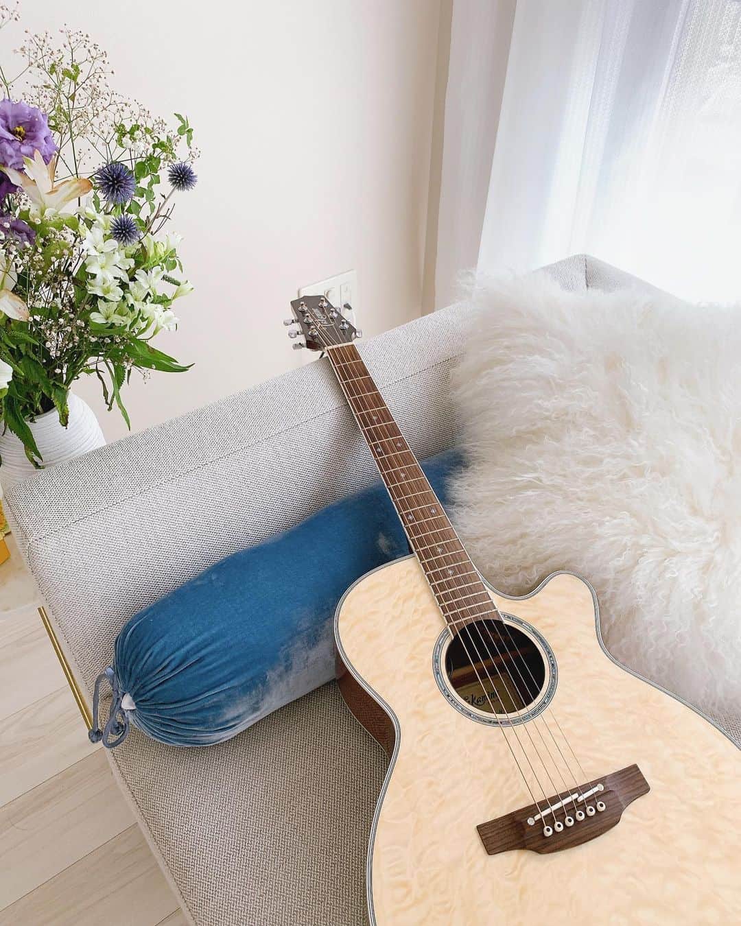 山本ソニアさんのインスタグラム写真 - (山本ソニアInstagram)「音楽と自然に溢れるおうちが理想🌹  毎朝少しの時間でも欠かさずギターの練習してます😤  my sweet home 🏠」6月27日 9時11分 - soniann0505