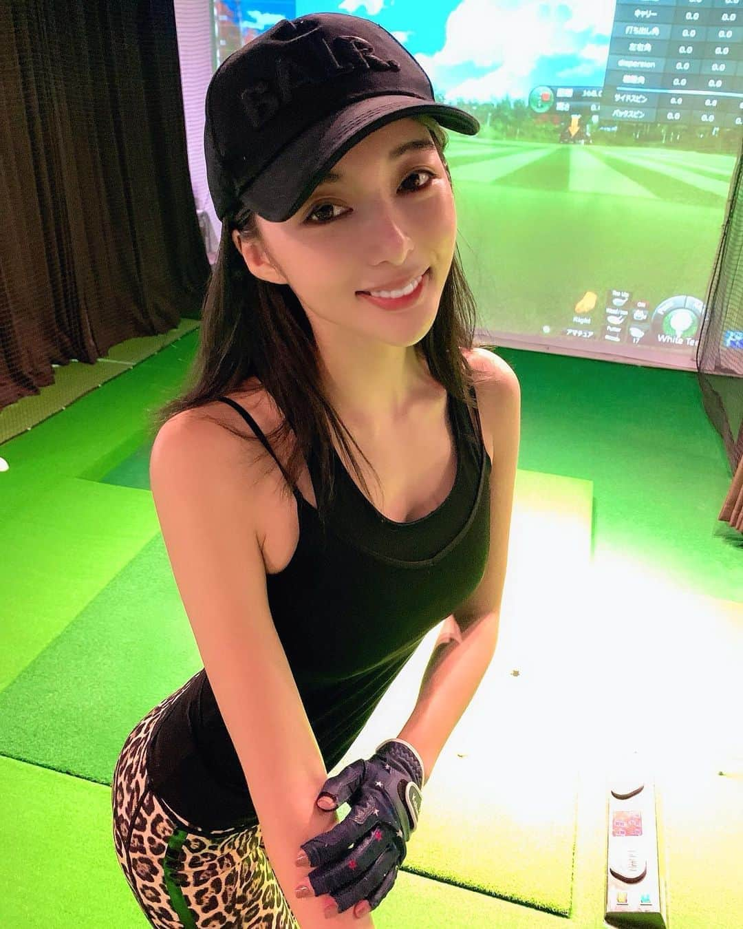 濱野りれさんのインスタグラム写真 - (濱野りれInstagram)「Morning🏌️‍♀️⛳️ This is the second time I had golf lesson. I'm not good at swinging yet, but I really had fun with it😉 By the time I can go abroad, I want to be good enough to go to a golf course💚💚 #activewear @goldbergh . . おはよう🌸 実は最近ゴルフレッスンに通ってます🏌️‍♀️ まだ二回目だけど🙈 旅行行ったときにゴルフできたらいいな〜 と思って初めてみたよ😎 ウェアは大好きな @goldbergh 💛💛 . . #golfstagram#golflife#golfgirl#golflessons#goldbergh#Myday#morningmotivation#morningworkout#balr#ゴルフ#ゴルフ女子#ゴルフレッスン#スポーツウェア#高爾夫球#골프#골프웨어#골프스타그램」6月27日 9時06分 - riregram