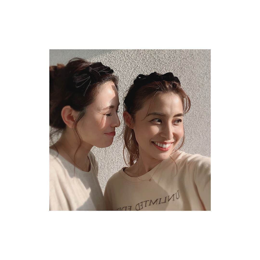 原口恵美のインスタグラム：「﻿ おはようございます😃☀﻿ ﻿ 本日、　@lipinem ﻿ 12時新作UP致します😌💕﻿ ﻿ チェックよろしくお願い致します🎀﻿ ﻿ ﻿ @nail_marimari ちゃんが 着用しているのが ビッグリボンカチューシャ🎀﻿ 好きな位置にリボンをずらすことが出来ます♬ ﻿ わたしが着用しているのが、﻿ ベルベットリボンカチューシャ になります🎀 ﻿ ﻿ 2パターンあります😊💖 #ベルベット　#カチューシャ　 #ヘアアレンジ ﻿」
