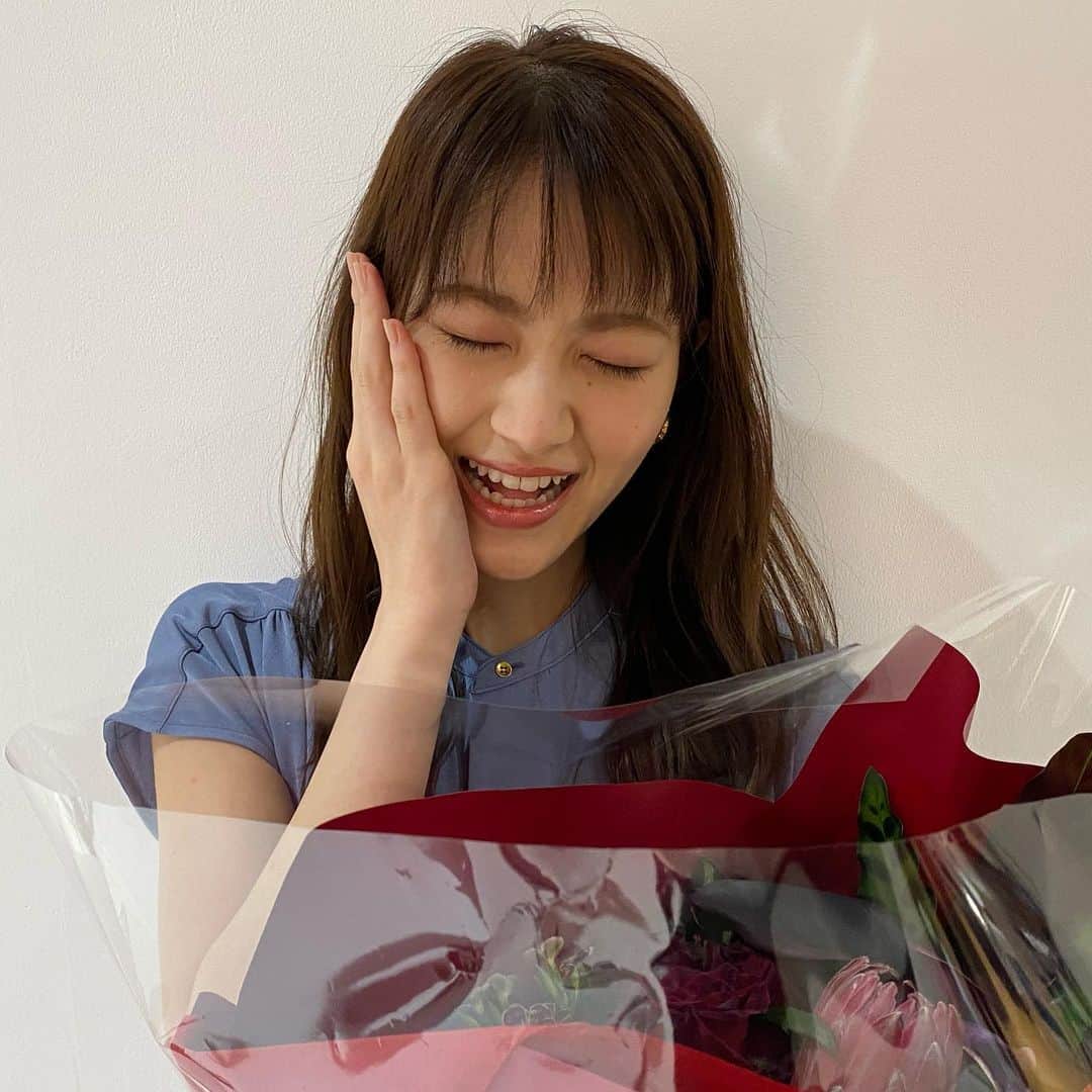 Oggi編集部さんのインスタグラム写真 - (Oggi編集部Instagram)「先日の撮影で、若月佑美さんのお誕生日をお祝いしました🎉 . ちょこっと早いお祝いだったので、「今年初のお祝いもらいましたー！」と嬉しそうに話してくれました✨ . スタジオでHappy Birthdayの音楽を流し、スタッフから花束をお渡しすると、一気に笑顔に♡ そんな若月さんの姿に、スタッフもキュンとしてしまいました🥰 . バースデーの模様は、Oggi.jpに掲載❣️ ぜひご覧ください✨ . . #若月佑美 #若様 #雑誌oggi #oggi #オッジ #美容モデル #専属モデル #birthday #happybirthday #happyday #お誕生日おめでとうございます #おめでとう🎉」6月27日 9時08分 - oggi_mag