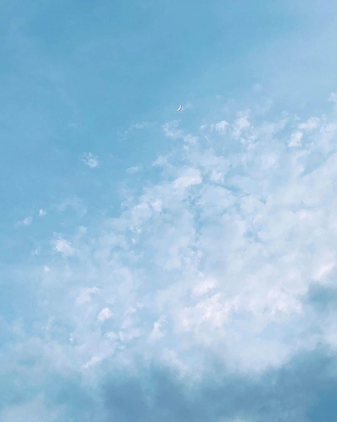 山中美智子さんのインスタグラム写真 - (山中美智子Instagram)「今日は @sakinanba の息子J君が泊まりにきてて、2人ともプールしたくて晴れるのを待ってます🥺🥺🌤 晴れるかなー？？ この空は昨日の☁️」6月27日 9時10分 - alexiastam1988