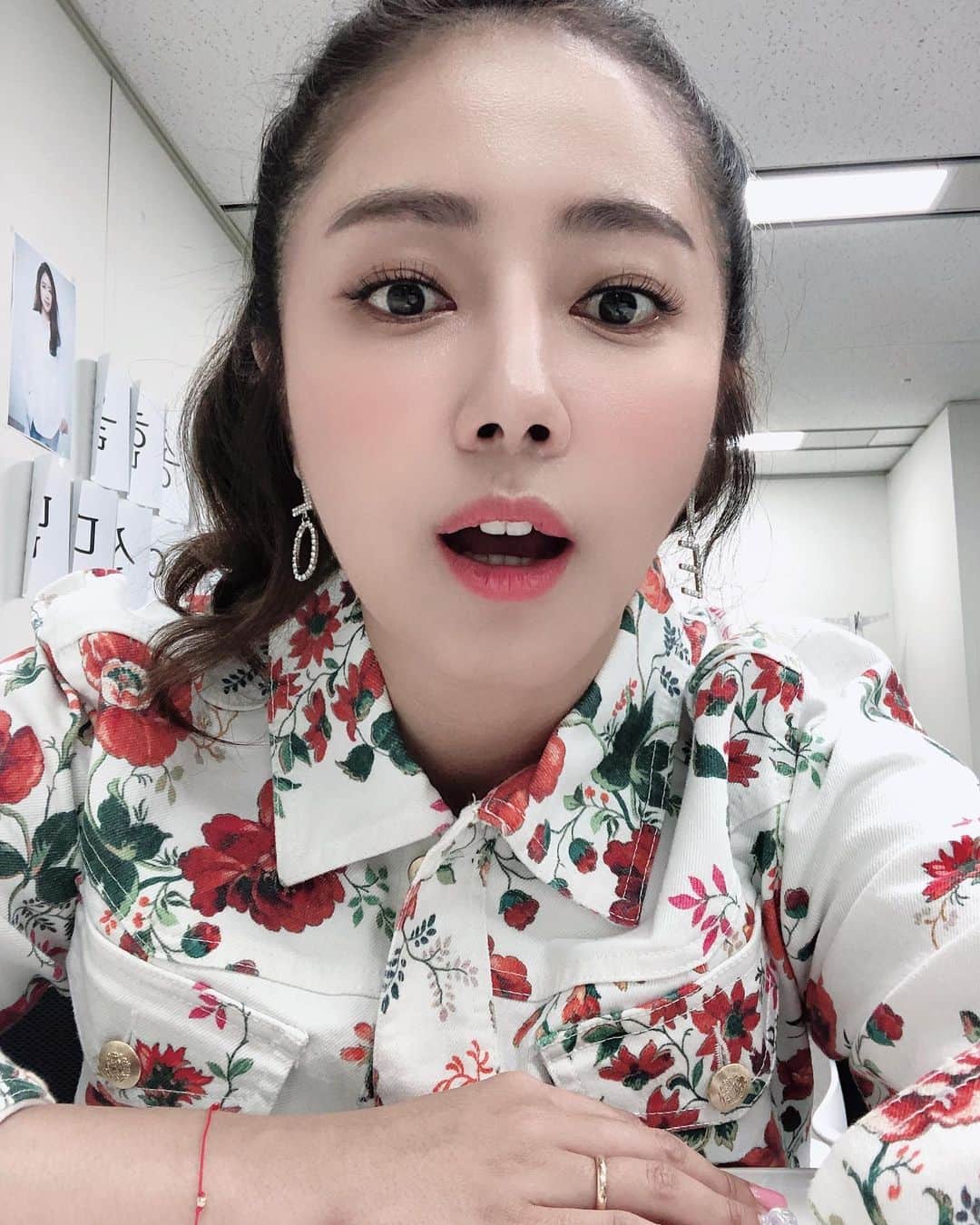 チェ・ソンヒョンさんのインスタグラム写真 - (チェ・ソンヒョンInstagram)「2년만에 다시 만난 #비디오스타  대기실에 이런 깜찍한 이벤트라니👍  #올만쿰 죠았게요😆」6月27日 9時13分 - songhyunc