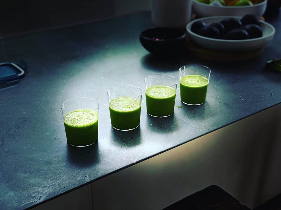 中村豊さんのインスタグラム写真 - (中村豊Instagram)「Green Juice w/ Spinach, Celery, Kiwi, Chia Seeds, Green Apple + Coconut Water ^^」6月27日 9時37分 - yutakanakamura_