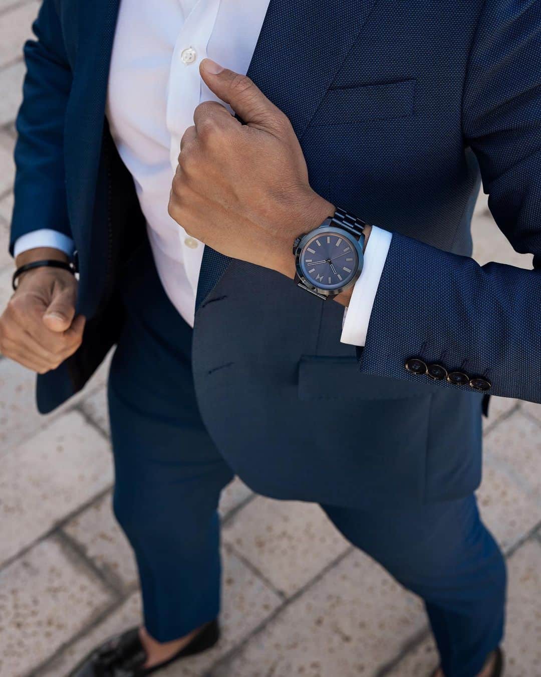 MVMTさんのインスタグラム写真 - (MVMTInstagram)「Business suit to wetsuit ready, the Minimal Sport is sleek x durable. Tap to shop our new ‘Baltic Blue’. #SuitUp #jointhemvmt (📷:@whatmyboyfriendwore)」6月27日 9時34分 - mvmt