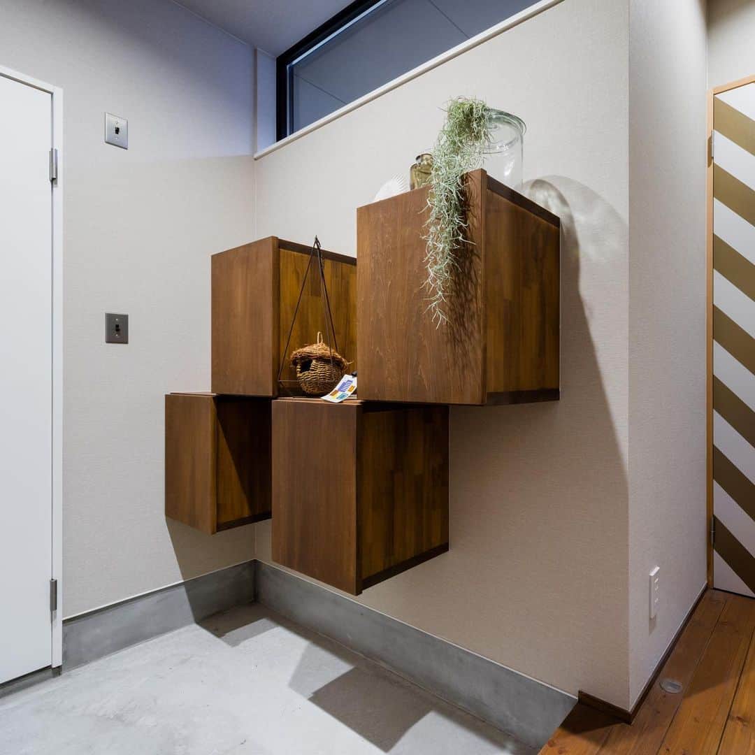 homelife 夢を叶える暮らし方のインスタグラム：「【個性派住宅】 . . 創作棚を作って小物をディスプレイ。 ストライプ柄のドアが目を引きます！ . こちらのアカウントではホームライフのお施主様の施工写真を投稿しています。 その他の施工写真は、 @homelife_gallery のURLからご覧いただけます。 . 家づくりの資料請求はコチラから @homelife_shiryou . . #創作棚 #扉 #ドア #ストライプ #斜め #デザイン #こだわり #小物 #おしゃれ #ローコスト住宅 #マイホーム #夢のマイホーム #間取り #シンプルな暮らし #暮らしを楽しむ #注文住宅 #自由設計 #デザイン住宅 #リノベ #リフォーム #全国にいい家を #コラボハウスとコラボ #建築士と建てる  #homelife_京都 #homelife_大阪 #homelife_兵庫 #ホームライフ #ホームライフ100 #アーキホームライフ」