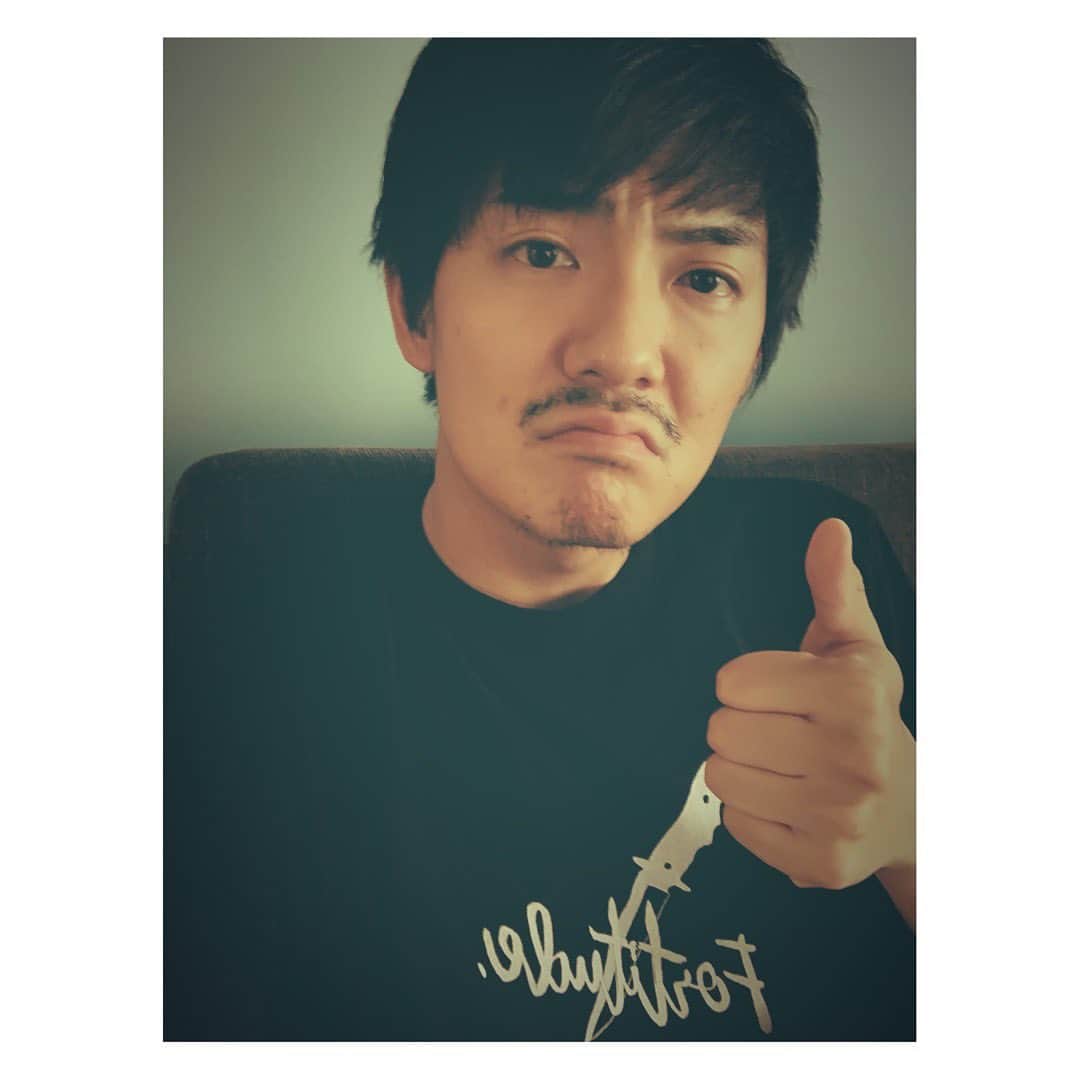 長田成哉のインスタグラム：「オサダの親知らず経過報告。 4日目 腫れもかなり引き、痛み止めは飲めばピタッと疼きも治るとこまできましたね。 口の中はなんとも言えない味が漂ってるので、洗口液で誤魔化している。 #親知らず #抜歯 #だいぶマシ」