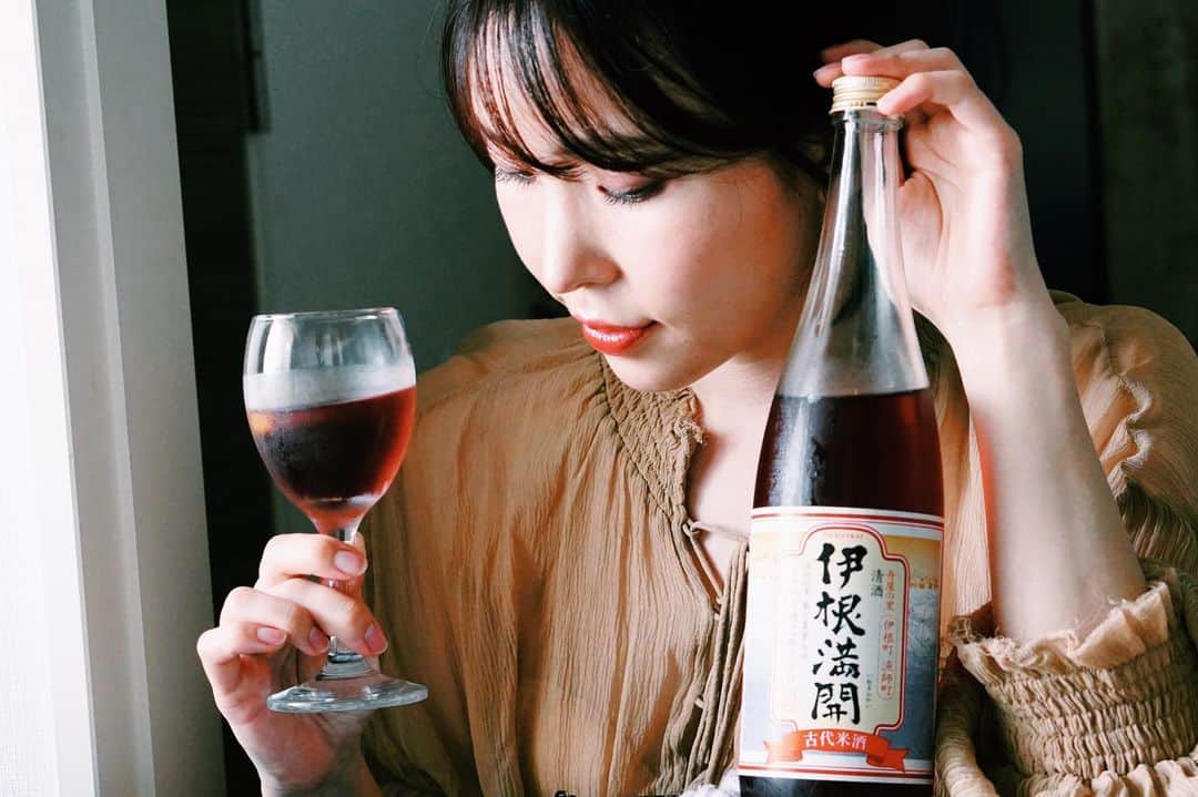 児玉アメリア彩さんのインスタグラム写真 - (児玉アメリア彩Instagram)「赤の日本酒【伊根満開】で﻿ #おうち日本酒グラビア﻿ ﻿ ﻿ 京都府・向井酒造さんの、﻿ 古代米・赤米で造られた赤い日本酒🍶﻿ ﻿ 初めて飲む方はきっと驚いてしまう、﻿ ロゼワインや果実酒のようにフルーティで、且つなめらかな口当たり。﻿ ﻿ このお酒、どの温度帯でも違った美味しさ・味わいがあるのがとにかくすごい！﻿ ﻿ ﻿ 私が数年前に初めてお店でいただいたときは﻿ 60℃くらいの熱めの燗だったのですが、﻿ ホットワインのような甘やかさとスッキリ加減がとにかく美味しくて、衝撃を受けたことを覚えています。﻿ ﻿ 冷やしても、ロックにしても、ソーダ割にしても美味しいので、私もヘビーリピーター。﻿ ﻿ ﻿ 今回の写真では、ぱるちゃん(@paltammm )がおすすめしていたスタイル、冷凍レモンを入れてサングリア風にしてみました🍋﻿ 柑橘の酸味が爽やかさをプラスしてくれてとっても合う♡﻿ ぜひお試しを。﻿ ﻿ ﻿ ﻿ ﻿ ﻿ ﻿ #本日の児玉酒 #伊根満開 #portrait #instalike #misssake #児玉アメリア彩 #ミス日本酒 #日本酒 #日本酒女子 #日本酒インスタグラマー #ポン酒タグラム #日本酒フォト #sakekampai #sakebottle #飲酒タグラム #酒スタグラム #日本酒で乾杯 #sakelover﻿ #sakephotography #sake #sakegirl #sakestagram #japanesesake #japanesemodel」6月27日 20時34分 - aya_amelia_kodama