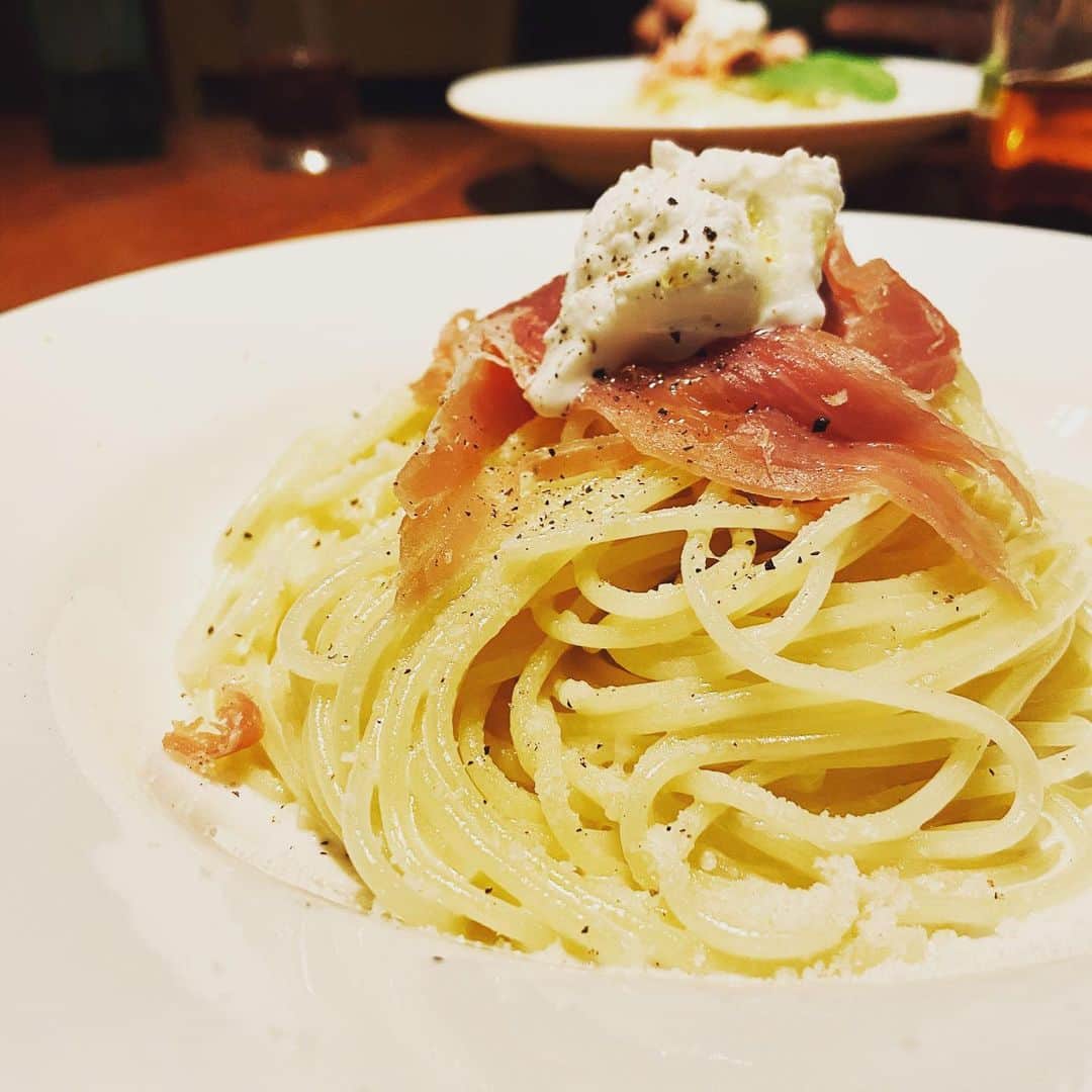 現代洋子さんのインスタグラム写真 - (現代洋子Instagram)「今日はあおちん（高3）のミニバス時代にお世話になったハハ友のお店「ラ・ヴィータ（LA VITA)」に行ってきました。 家族での外食は3ヵ月ぶり？  パスタとピザ、サラダもすっごく美味しかった～！ #三鷹 #ラ・ヴィータ #LA VITA #イタリアン  #イタリアンレストラン」6月27日 20時35分 - yokogendai