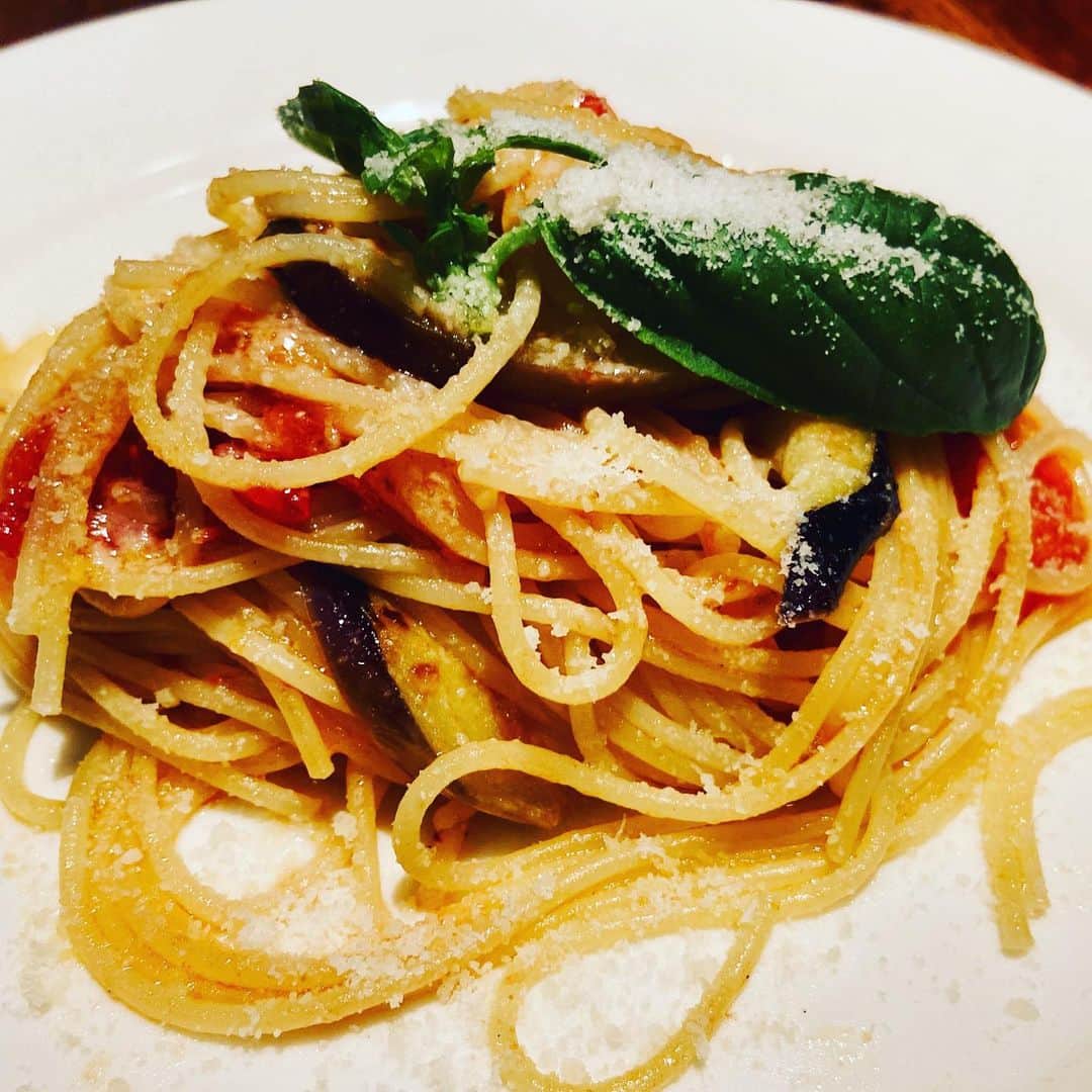 現代洋子さんのインスタグラム写真 - (現代洋子Instagram)「今日はあおちん（高3）のミニバス時代にお世話になったハハ友のお店「ラ・ヴィータ（LA VITA)」に行ってきました。 家族での外食は3ヵ月ぶり？  パスタとピザ、サラダもすっごく美味しかった～！ #三鷹 #ラ・ヴィータ #LA VITA #イタリアン  #イタリアンレストラン」6月27日 20時35分 - yokogendai