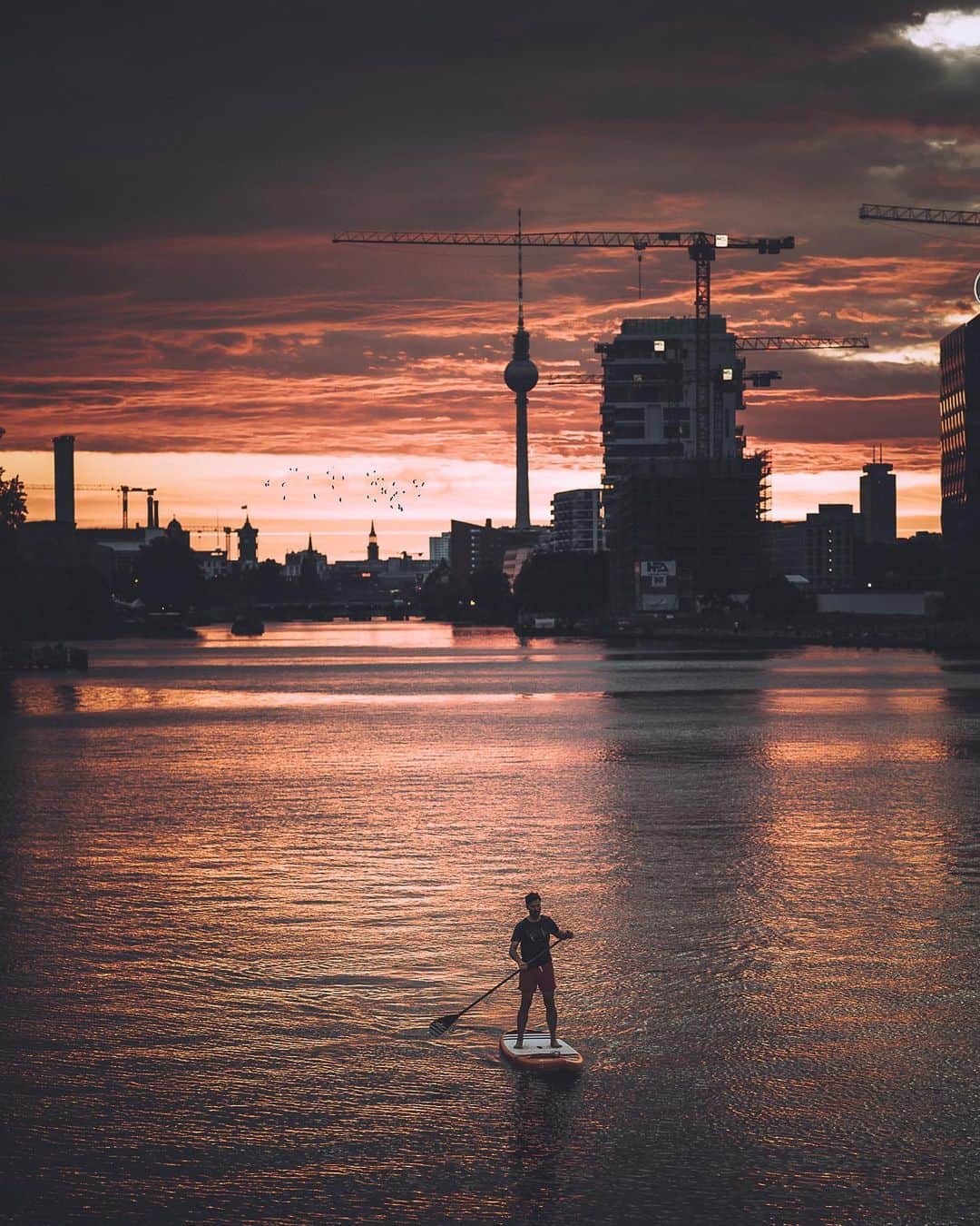 Thomas Kakarekoさんのインスタグラム写真 - (Thomas KakarekoInstagram)「everything is falling into place  Watching that magical sunset unfold over Berlin a few days ago. The colors usually only last for a few minutes and keep changing quickly in hues and tones but this one was different. Haven’t seen that fiery, deep red-orange for a while and won’t soon forget it for sure. There’s something really special about that sunset glow in Berlin during summer.  #berlin」6月27日 20時36分 - thomas_k
