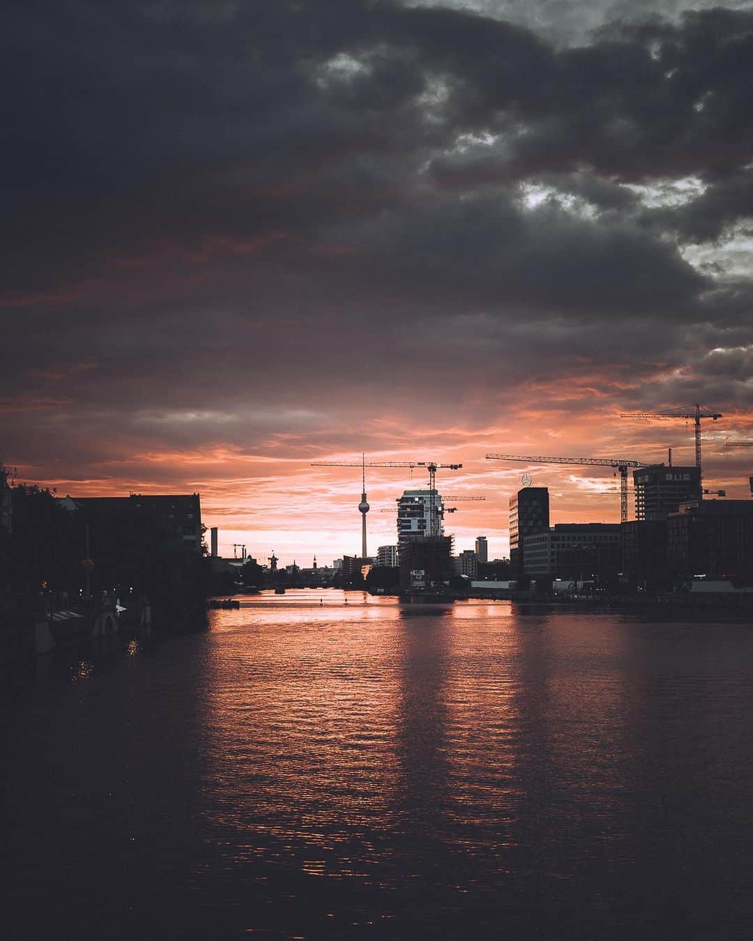 Thomas Kakarekoさんのインスタグラム写真 - (Thomas KakarekoInstagram)「everything is falling into place  Watching that magical sunset unfold over Berlin a few days ago. The colors usually only last for a few minutes and keep changing quickly in hues and tones but this one was different. Haven’t seen that fiery, deep red-orange for a while and won’t soon forget it for sure. There’s something really special about that sunset glow in Berlin during summer.  #berlin」6月27日 20時36分 - thomas_k