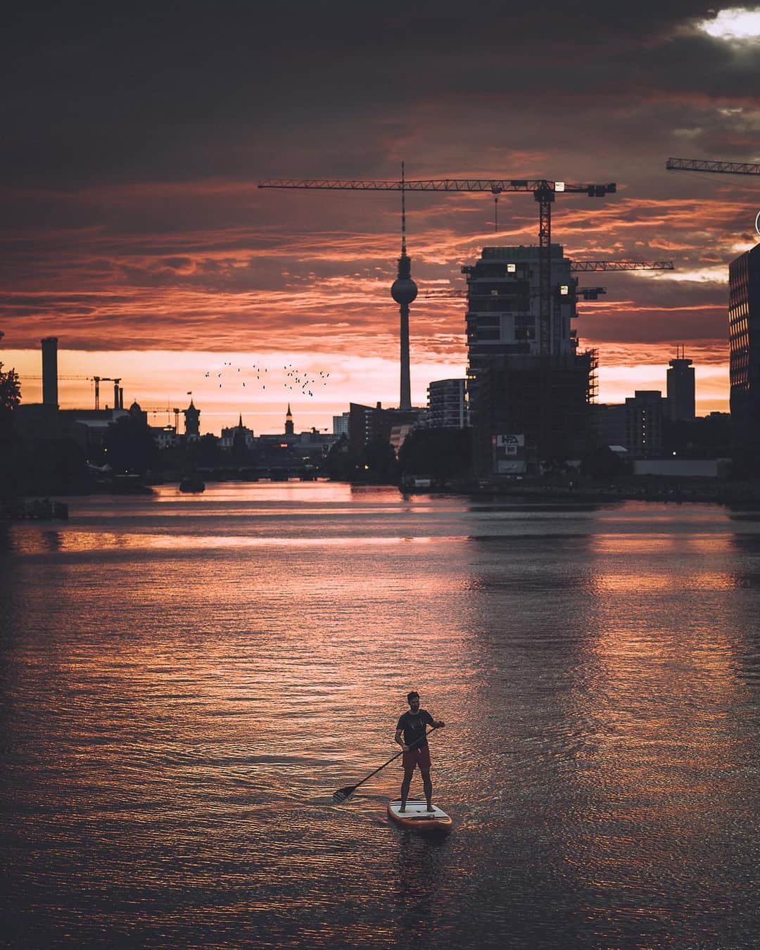 のインスタグラム：「everything is falling into place  Watching that magical sunset unfold over Berlin a few days ago. The colors usually only last for a few minutes and keep changing quickly in hues and tones but this one was different. Haven’t seen that fiery, deep red-orange for a while and won’t soon forget it for sure. There’s something really special about that sunset glow in Berlin during summer.  #berlin」
