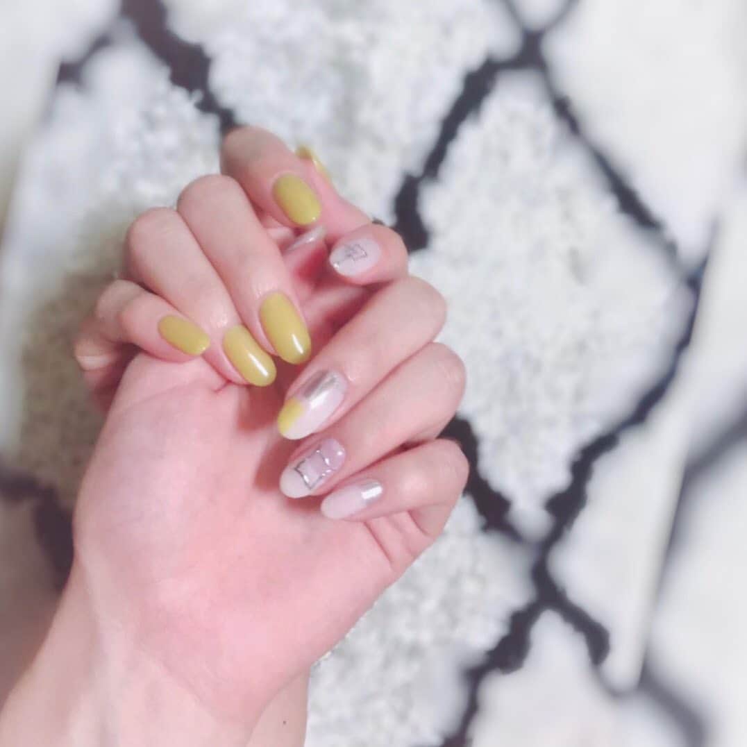 咲希あかねのインスタグラム：「#newnail  もう7月なのですこし黄色よりの明るめの#ピスタチオカラー ♡ ジェルを混ぜて作ってくれました💅 #アシンメトリーネイル #ミラーネイル  #swag さんは時間制。 いつも〝こんな感じで〜〟って軽く話すだけで素敵にしてくれる！ ここでも安定の#お任せ 😂  このネイリストさんに会いたくて、久しぶりに行ったら２年ぶりだって…( ꒪⌓꒪) . この人と一緒にネイルという作品を作るのが好き！！ ネイル自体が好きなわけではないんだよねーって話したら、その感じでネイリストにネイル好きじゃないって言ってくるのが好きって言われた笑。 そんな貴方だから会いたくなる😏 たくさんのカラージェルやパーツをどんどん買って、妥協しない…#ネイル好き ネイリストさん✨ いつもありがとう♡  #nail#naildesign#nails#ネイル#pistachio#ピスタチオ#nailart#naildesigns#ワンカラーネイル#ニュアンスネイル#夏ネイル#カジュアルネイル#トレンドネイル#ネイルデザイン#ジェルネイル#ネイルアート#ネイルデザイン#yellow#イエローネイル#お任せネイル#大人ネイル#ネイルサロン#nailstagram#nailswag」