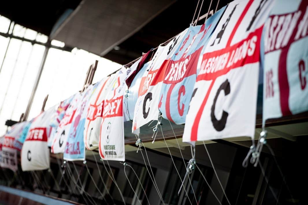 アストン・ヴィラFCさんのインスタグラム写真 - (アストン・ヴィラFCInstagram)「Flag game is strong at Villa Park 💪🏳️ #AVLWOL #AVFC」6月27日 19時08分 - avfcofficial