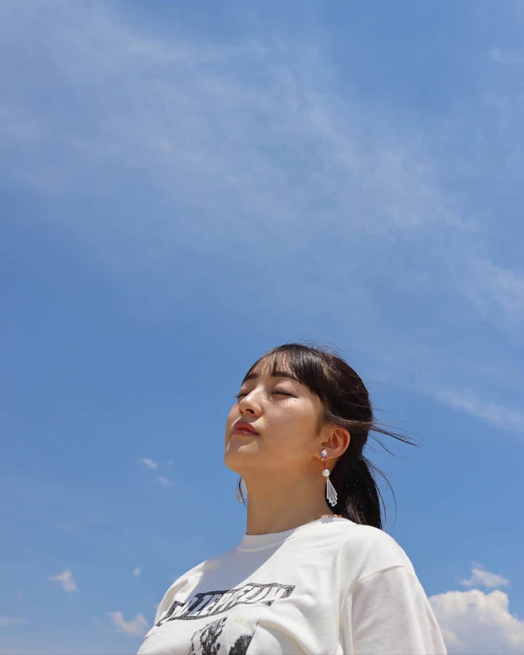田島芽瑠さんのインスタグラム写真 - (田島芽瑠Instagram)「❤︎📸 by mom ❤︎﻿ ﻿ It is a picture of a sunny day☀️﻿ Fukuoka continues to rain ☔️I hope it clears up soon😔﻿ ﻿ ﻿  #sunny #sunnyday #sky #skyphotography #skyblue ﻿#空 #青空 #風景 #景色 #japan #夏 #カメラ女子 #そら #instagood #소라#소라색네일  #푸른 #하늘 #ポニーテール #ポニーテール女子 #ポニーテールアレンジ #ヘアアレンジ #hairarrange #簡単ヘアアレンジ #シースルーバング #透明感カラー #summer #夏コーデ #夏服 #初夏」6月27日 19時11分 - meru_chan_official