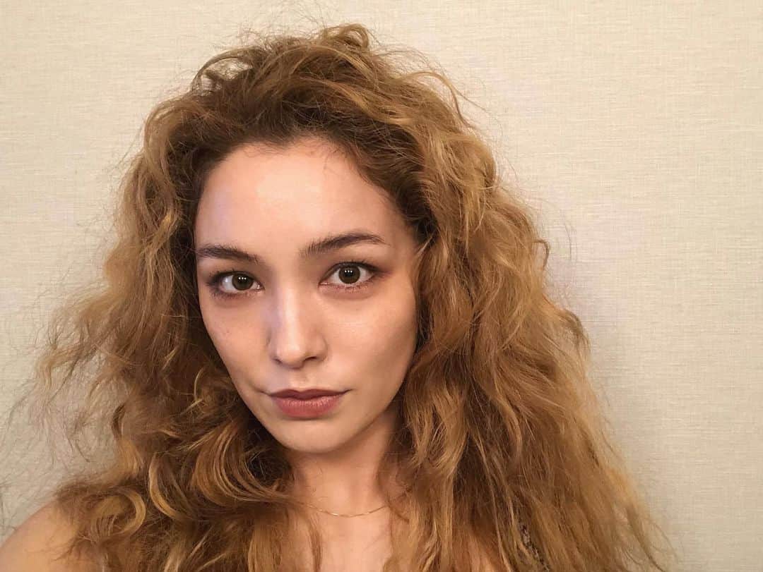 ステファニーのインスタグラム：「💖💣 昨日の撮影ヘアメイク！ チャカカーンみたい♡w」