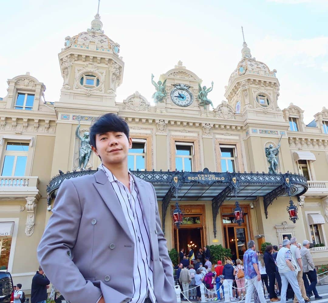 アイス・サランユーのインスタグラム：「คิดถึง การแบกเป้🎒 เดินทางรอบโลก🌍 รูปนี้ เมื่อปลายปี 2562  ตอนไป ประเทศ #monaco ยืนโพสงงๆถ่ายรูป หน้า #montecarlo  จนฝรั่ง สงสัย ทำอะไรของยู อ่ะ🤣 ตั้งกล้อง ตั้งเวลา 10 วิ ถ่าย หลาย10 หลาย 100รูป  กว่าจะได้ ภาพที่อยากได้  มันคือมนต์เสน่ห์ ของการเดินทางคนเดียว ไปเรื่อยๆ สบายบ้าง ลำบากบ้าง สลับกัน  คิดถึง #icesarunyuaroundtheworld  จัง  ตอนนี้ ก็ มีความสุขกับการ  #เที่ยวทั่วไทยกับไอซ์ศรัณยู ไปก่อนยาวๆเลยเนอะครับเนอะ เมืองไทยเราที่สวยๆเยอะมาก จริงๆ รอติดตามนะ ❤」
