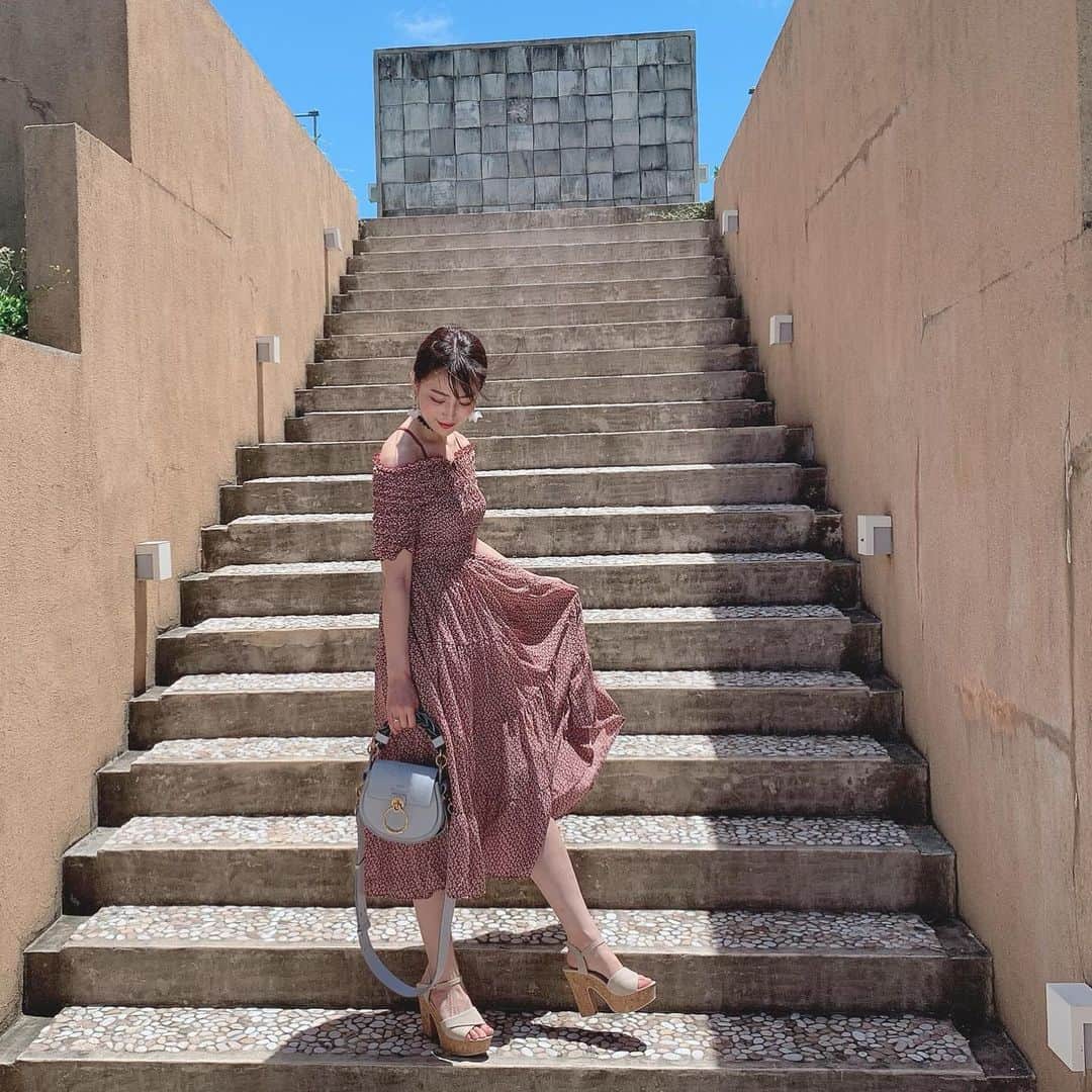 鈴木 あやさんのインスタグラム写真 - (鈴木 あやInstagram)「. 大好きなvillaに2年ぶりに泊まったよ🏝 ここはプールと海が繋がってるように 見える作りになっててすごく素敵なの🥺♥️ （4枚目） . 前もここでcodeの写真撮ったなぁ🤳🏻💭 と思って今回も撮ってみた🦖 ⋆͛ . one-piece〻 @grl_official  可愛くてイロチで買おうか？って 実は悩んでる🤭🌿 プチプラで値段まで可愛い👼🏻💓笑 . shoes〻 @dazzlin_official  合わせやすくて足も痛くならないよ👡 . bag〻 @chloe  すーっごくお気に入り🧳 色もドンピシャなの🕊💕 light cloudっていうお色味なのだけど 水色にもグレーにも見えて可愛いすぎる🤭♥️ . sunglasses〻 @lavid_eyewear  サングラス似合わない私でも (鼻が低いせい) いけるかも？🥺💭💕と 思わせてくれるブランド👼🏻笑 .  #初夏 #ワンピース #小花柄ワンピース #花柄ワンピース #セルカ #selca #selfie #travel #trip #Japan #okinawa #follow #followｍe #髪の毛 は#一応 #お団子ヘア にしてました #お団子アレンジ #おだんごヘア #ヘアアレンジ #お団子アレンジ #bag #shoulderbag #chloe #shoes #dazzlin #onepiece #grl #sunglasses #lavid #チルマ #chillma」6月27日 19時23分 - ayachu69