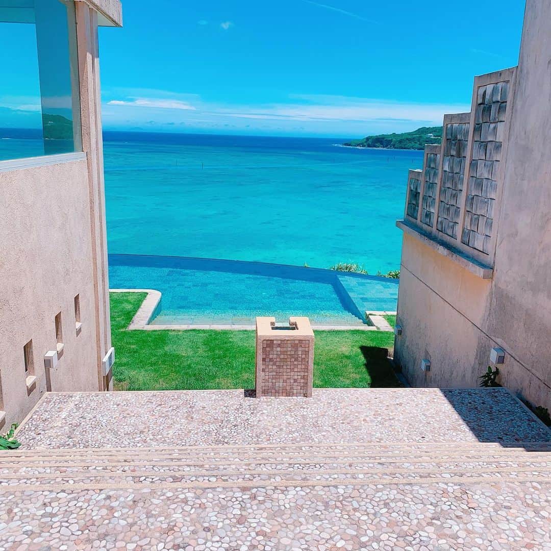 鈴木 あやさんのインスタグラム写真 - (鈴木 あやInstagram)「. 大好きなvillaに2年ぶりに泊まったよ🏝 ここはプールと海が繋がってるように 見える作りになっててすごく素敵なの🥺♥️ （4枚目） . 前もここでcodeの写真撮ったなぁ🤳🏻💭 と思って今回も撮ってみた🦖 ⋆͛ . one-piece〻 @grl_official  可愛くてイロチで買おうか？って 実は悩んでる🤭🌿 プチプラで値段まで可愛い👼🏻💓笑 . shoes〻 @dazzlin_official  合わせやすくて足も痛くならないよ👡 . bag〻 @chloe  すーっごくお気に入り🧳 色もドンピシャなの🕊💕 light cloudっていうお色味なのだけど 水色にもグレーにも見えて可愛いすぎる🤭♥️ . sunglasses〻 @lavid_eyewear  サングラス似合わない私でも (鼻が低いせい) いけるかも？🥺💭💕と 思わせてくれるブランド👼🏻笑 .  #初夏 #ワンピース #小花柄ワンピース #花柄ワンピース #セルカ #selca #selfie #travel #trip #Japan #okinawa #follow #followｍe #髪の毛 は#一応 #お団子ヘア にしてました #お団子アレンジ #おだんごヘア #ヘアアレンジ #お団子アレンジ #bag #shoulderbag #chloe #shoes #dazzlin #onepiece #grl #sunglasses #lavid #チルマ #chillma」6月27日 19時23分 - ayachu69