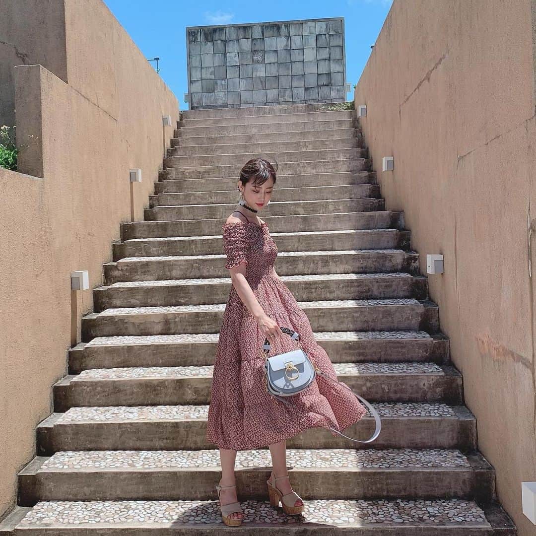 鈴木 あやさんのインスタグラム写真 - (鈴木 あやInstagram)「. 大好きなvillaに2年ぶりに泊まったよ🏝 ここはプールと海が繋がってるように 見える作りになっててすごく素敵なの🥺♥️ （4枚目） . 前もここでcodeの写真撮ったなぁ🤳🏻💭 と思って今回も撮ってみた🦖 ⋆͛ . one-piece〻 @grl_official  可愛くてイロチで買おうか？って 実は悩んでる🤭🌿 プチプラで値段まで可愛い👼🏻💓笑 . shoes〻 @dazzlin_official  合わせやすくて足も痛くならないよ👡 . bag〻 @chloe  すーっごくお気に入り🧳 色もドンピシャなの🕊💕 light cloudっていうお色味なのだけど 水色にもグレーにも見えて可愛いすぎる🤭♥️ . sunglasses〻 @lavid_eyewear  サングラス似合わない私でも (鼻が低いせい) いけるかも？🥺💭💕と 思わせてくれるブランド👼🏻笑 .  #初夏 #ワンピース #小花柄ワンピース #花柄ワンピース #セルカ #selca #selfie #travel #trip #Japan #okinawa #follow #followｍe #髪の毛 は#一応 #お団子ヘア にしてました #お団子アレンジ #おだんごヘア #ヘアアレンジ #お団子アレンジ #bag #shoulderbag #chloe #shoes #dazzlin #onepiece #grl #sunglasses #lavid #チルマ #chillma」6月27日 19時23分 - ayachu69