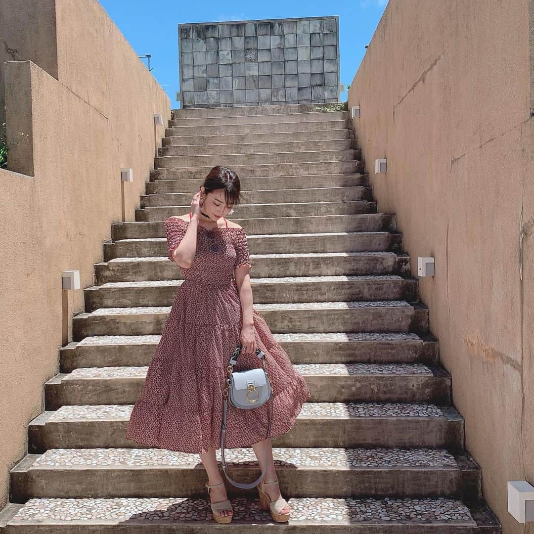 鈴木 あやさんのインスタグラム写真 - (鈴木 あやInstagram)「. 大好きなvillaに2年ぶりに泊まったよ🏝 ここはプールと海が繋がってるように 見える作りになっててすごく素敵なの🥺♥️ （4枚目） . 前もここでcodeの写真撮ったなぁ🤳🏻💭 と思って今回も撮ってみた🦖 ⋆͛ . one-piece〻 @grl_official  可愛くてイロチで買おうか？って 実は悩んでる🤭🌿 プチプラで値段まで可愛い👼🏻💓笑 . shoes〻 @dazzlin_official  合わせやすくて足も痛くならないよ👡 . bag〻 @chloe  すーっごくお気に入り🧳 色もドンピシャなの🕊💕 light cloudっていうお色味なのだけど 水色にもグレーにも見えて可愛いすぎる🤭♥️ . sunglasses〻 @lavid_eyewear  サングラス似合わない私でも (鼻が低いせい) いけるかも？🥺💭💕と 思わせてくれるブランド👼🏻笑 .  #初夏 #ワンピース #小花柄ワンピース #花柄ワンピース #セルカ #selca #selfie #travel #trip #Japan #okinawa #follow #followｍe #髪の毛 は#一応 #お団子ヘア にしてました #お団子アレンジ #おだんごヘア #ヘアアレンジ #お団子アレンジ #bag #shoulderbag #chloe #shoes #dazzlin #onepiece #grl #sunglasses #lavid #チルマ #chillma」6月27日 19時23分 - ayachu69