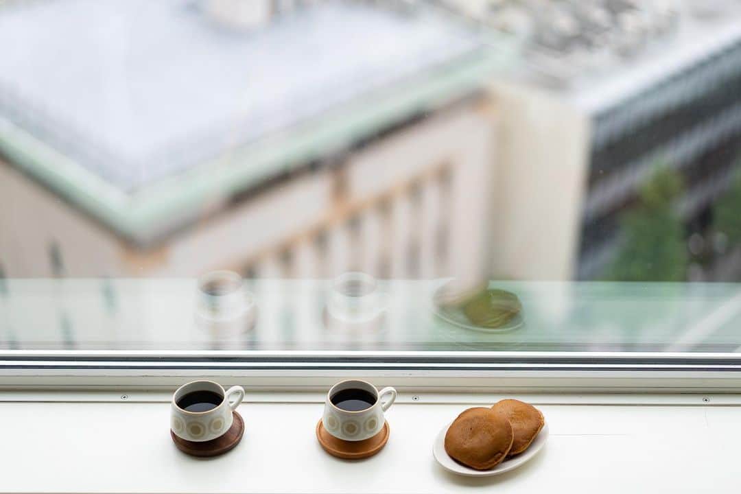 cafe_no_maのインスタグラム：「My favorite fluffy dorayaki made by Kouroan in Yokohama! It goes so well with coffee. . スポンジケーキのようにふわふわの香炉庵の黒糖どら焼き。控えめで優しい甘さが好みで、浅煎りにもよくあいます。」