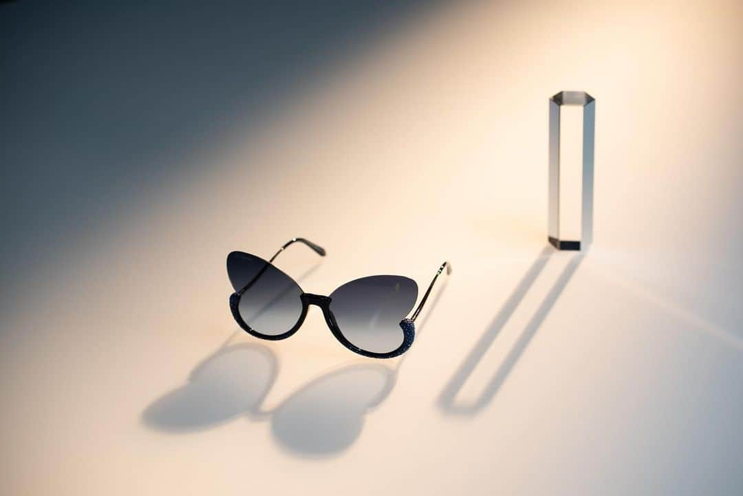 SWAROVSKIさんのインスタグラム写真 - (SWAROVSKIInstagram)「We celebrate National Sunglasses Day with summertime sparkle! The @atelierswarovski eyewear collection captures unmistakable craftsmanship and creative brilliance with shimmering new shades.  #nationalsunglassesday #sunglassesday #atelierswarovskieyewear」6月27日 19時16分 - swarovski