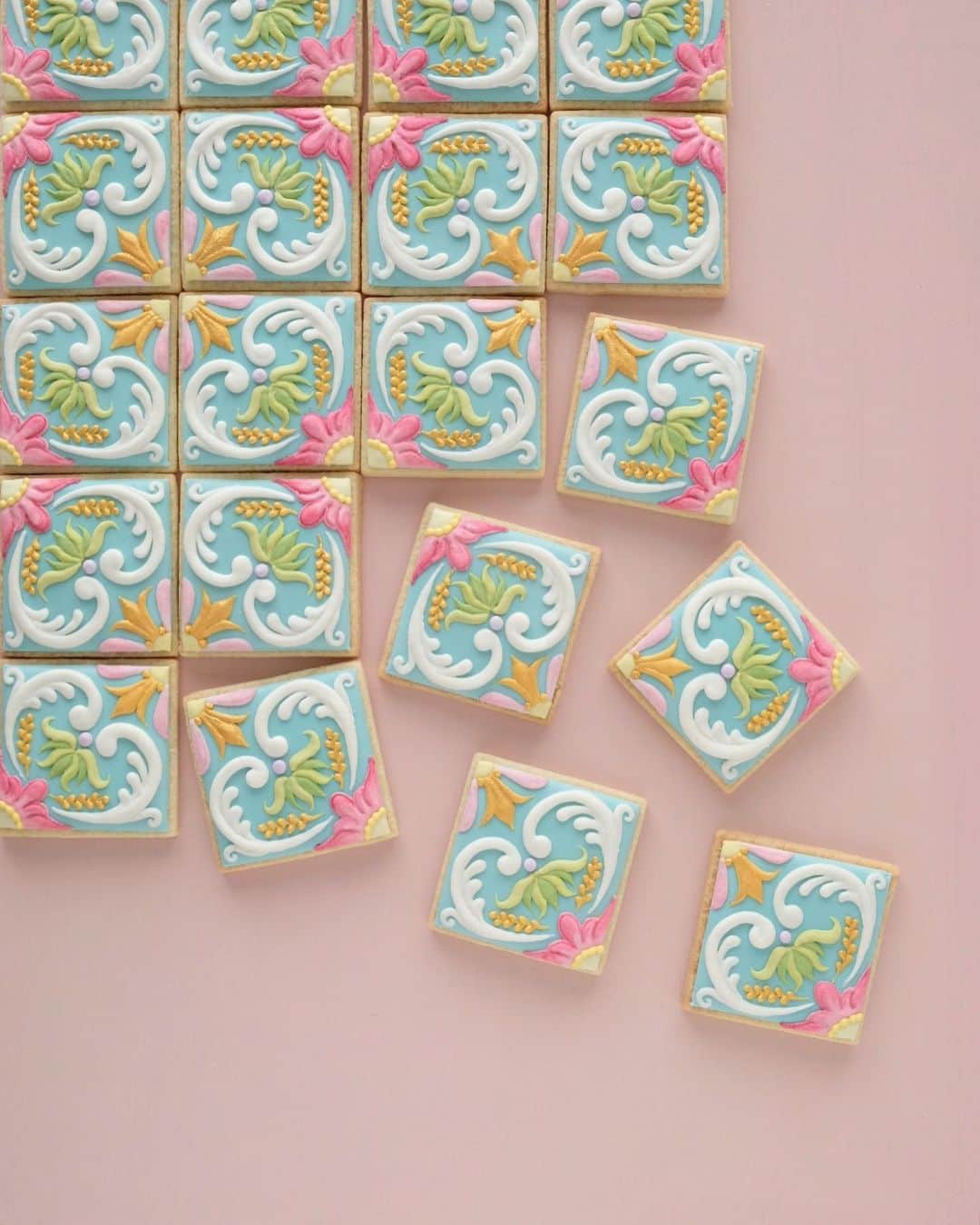 KUNIKAのインスタグラム：「Summer color tile cookies 🌺﻿ ﻿ 今日は皆さまにお知らせがあります。﻿ 劇作家のねもちゃんこと根本宗子ちゃん @nemochimaki が編集長を務めるwebマガジン"ほまれ"にて、私も一員となってエッセイを書かせて頂くことになりました👏﻿ 執筆者の"好き"が沢山詰まった内容になっています。﻿ ﻿ 私の連載タイトルは、『世界のおすそわけ』と、ねもちゃんが命名してくれました。🌏﻿ 今まで32ヶ国を旅した記憶を思い出し、大好きな旅での食べ物や思い出についての文章を写真と共に書きます。﻿ 旅がしたくなるような、まるで一緒に旅をしたような、何気ない旅での出来事を丁寧に綴っていく予定です。﻿ ﻿ 第一回目は、1番美味しかった忘れられないアイスクリームのお話。﻿ エストニアのタリンからフィンランドのヘルシンキでの出来事を綴りました。﻿ (1900字ほど、書いています...!)﻿ ﻿ "ほまれ"には、ねもちゃんを始め、伊藤万理華さん、アヤカ・ウィルソンさん、石橋穂乃香さん、ゆっきゅんさん、ひげのモナリザさんなど素敵な方々の書き下ろしエッセイがつまっています。﻿ マイナスな言葉がひとつもない、愛に溢れたマガジンです🤍﻿ ﻿ 興味のある方は、是非こちらをご覧ください。﻿ WEBマガジン「ほまれ〜好きなものだけ詰め込みたい！〜」﻿ note　https://note.com/nemoshuu/﻿ 販売価格：月額５００円（税込）﻿ 創刊日：２０２０年６月27日﻿ 購入方法：note内にて月額登録で購入可能﻿ 更新頻度：月２回更新予定﻿ ﻿ ねもちゃん、素敵な場を作ってくれて、誘ってくれて、ありがとう〜🥰🤍﻿ ﻿ #artofkunika」
