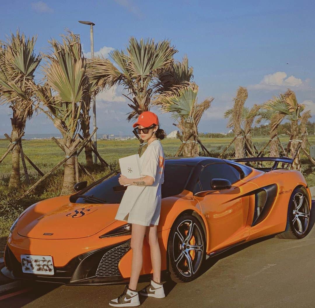 孫尤安（YoannaS）のインスタグラム：「因為我的髮型師好友有遇到對面膜的過敏問題﻿ 所以我覺得有個很重要的事情必須要提醒大家🤍﻿ 當然很多人肯定知道，不過還是要確認再確認🕊﻿ ﻿ ﻿ 對於全世界所有保養品牌的安全須知：﻿ ﻿ 畢竟是使用在人類皮膚上的﻿ 每個人的體質不同；購買任何商品時請記得先詳閱成分內容，確認本身的體質沒有對某些特定成分過敏☑️﻿ ﻿ 如果不太確定（當然大部分人都不確定因為變因很多）﻿ 不過在任何商品使用前，﻿ 請記得都要先以手臂、大腿內側、或是耳後、脖子..等較細嫩地方做局部的測試；待時間確認無過敏反應後，再正常使用 ﻿ ﻿ 好的嗎？打勾☑️﻿ ﻿ 如果在商品使用後有任何過敏、不適反應，請立即清洗；並諮詢醫生，也許會發現新的過敏源頭喲🤍🕊﻿ ﻿ 過敏的可能性有很多，﻿ 可能每個人體對於成分的反應不同、較常見的通常有可能例如對花、對活酵母、酸類過敏..即使大品牌，會產生過敏的人也不在少數。﻿ ﻿ 請記得千萬在使用全世界的任何一支商品前，都要確實的先做好測試哦﻿ ﻿ 希望你們在孫懂這邊都會有良好的體驗🤍🕊﻿ @sacredsalute ﻿ 好了這兩天關於品牌的話太多了，我打完收工﻿ 回到現實 繼續把新歌搞定 881」