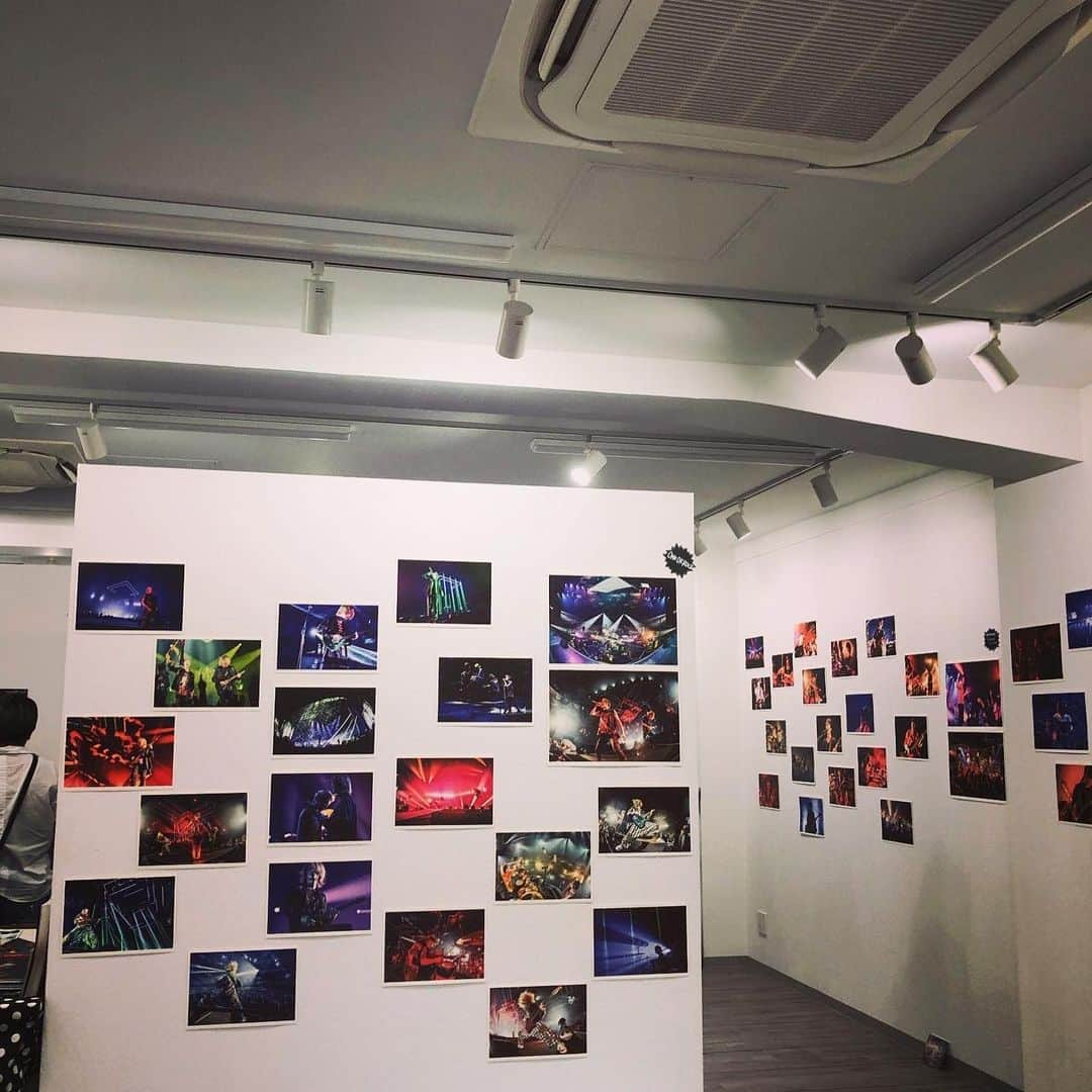 橋本塁さんのインスタグラム写真 - (橋本塁Instagram)「【サウシュー写真展渋谷5日目終了!】 ご来展ありがとうございました！明日は最終日！11-17時で渋谷ルデコで皆さんのお越しをお待ちしております。マスク等諸々予防して来てください。僕は最終日まで居ます！差し入れ有り難うございました！ステンシルは11ー15時です！ #サウシュー #stingray #渋谷  #oneokrock #ワンオクロック #ストレイテナー #NCIS #androp #thebawdies #thepillows #fomare #FBY #lowiq01 #thebackhorn #9mmparabellumbullet  #hawaiian6  #ren」6月27日 19時20分 - ruihashimoto