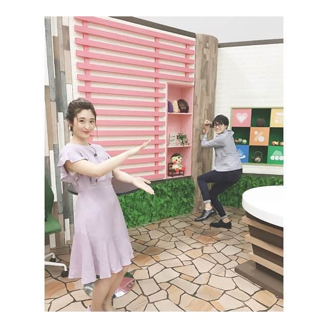 川口智美さんのインスタグラム写真 - (川口智美Instagram)「#とちぎテレビ 『知っトク！なるとちっ』。 スタジオ収録＆ #ナレーション でした🌈🧡🤍💜 今回のテーマは #特殊詐欺 。 7/5(日)朝9時　OAです📺 後日、#栃木 県HP内のインターネット放送局🗣にも UPされますので宜しければご覧下さい。  この日のメイク室では #虹プロ と #巨人 の話で 盛り上がったので　ポーズは #指ハート (1枚目)👆❤️🇰🇷スケット外国人 #パーラ 選手 の #ベイビーシャーク (2枚目)です🐠 hairは #マーメイド 風にしていただきました🧜‍♀️ 帰りに #青源餃子 #レモン牛乳 #日光ぷりん亭 をお土産に買いましたよ🥟🍋🥛🍮 #とちテレ #広報番組 #栃木土産 #餃子 #宇都宮餃子 #プリン #tochigi #giants #babyshark #NPB #niziproject #NiziU #kpop #jypark #JYP #hairmake」6月27日 19時32分 - horipro_satomikawaguchi