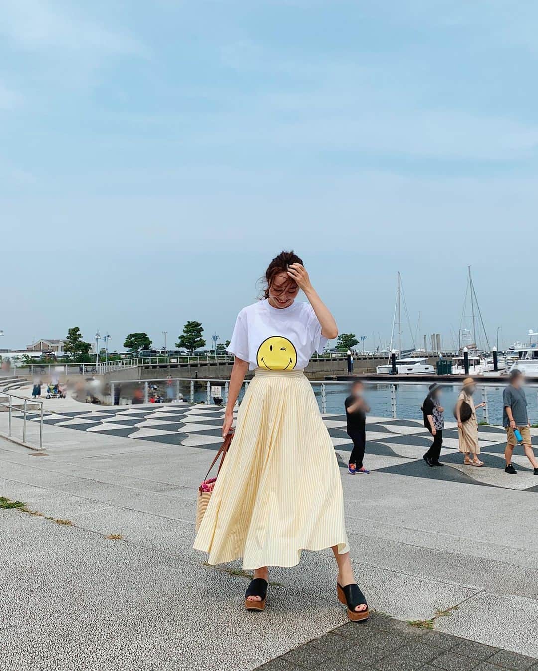 小祝麻里亜のインスタグラム：「とにかく生地がたっぷりで、シルエットが素敵なスカート。だから3枚目に動画も載せちゃいました🌈🌈☺️ 今日は久しぶりに父と母に会いに、東京から横浜へ🚗　風がとても気持ちよかったです！！ ． ． ． tops. @loewe  bottoms. @seventenbymihokawahito  bag. @loewe  shoes. @fabiorusconi_japan ＿＿＿＿＿＿＿＿ #outfit #coordinate #look #instafashion #셀스타그램 #얼스타그램 #코디 #스타일링 #데일리 #데일리룩 #오오티디」