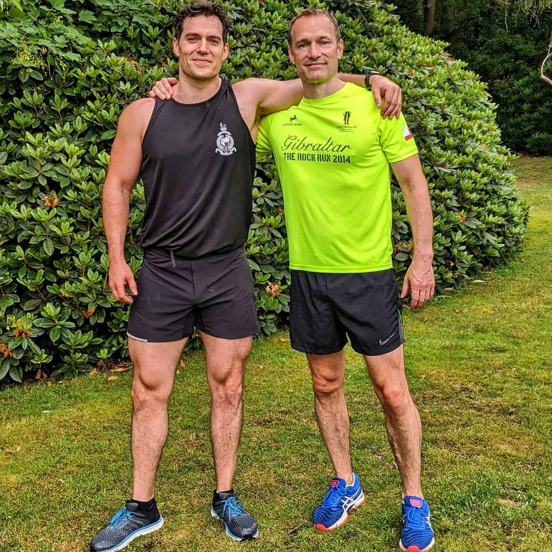 ヘンリー・カヴィルのインスタグラム：「Happy Armed Forces Day!! Chose to celebrate today by going for a quick run with my Royal Marine brother....total legend that he is!  Huge respect to all of you Ladies and Gents serving in Her Majesty's Armed Forces, your families, and absolutely to all you veterans out there as well! I'm raising a glass in your collective honours today. I hope you get to have a beer or few to pat yourselves on the back! My hat is off to you all. #ArmedForcesDay #RoyalMarines #TheRoyalMarinesCharity @RoyalMarines @TheRMCharity」