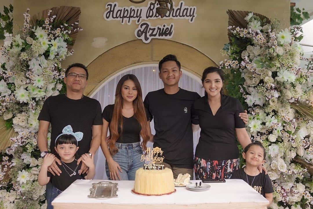 Ashantyさんのインスタグラム写真 - (AshantyInstagram)「Perayaan sederhana dirumah aja kali ini, hanya dengan teman2 dekatnya jiel dan team dirumah.. happy bday @azriel_hermansyah」6月27日 19時30分 - ashanty_ash