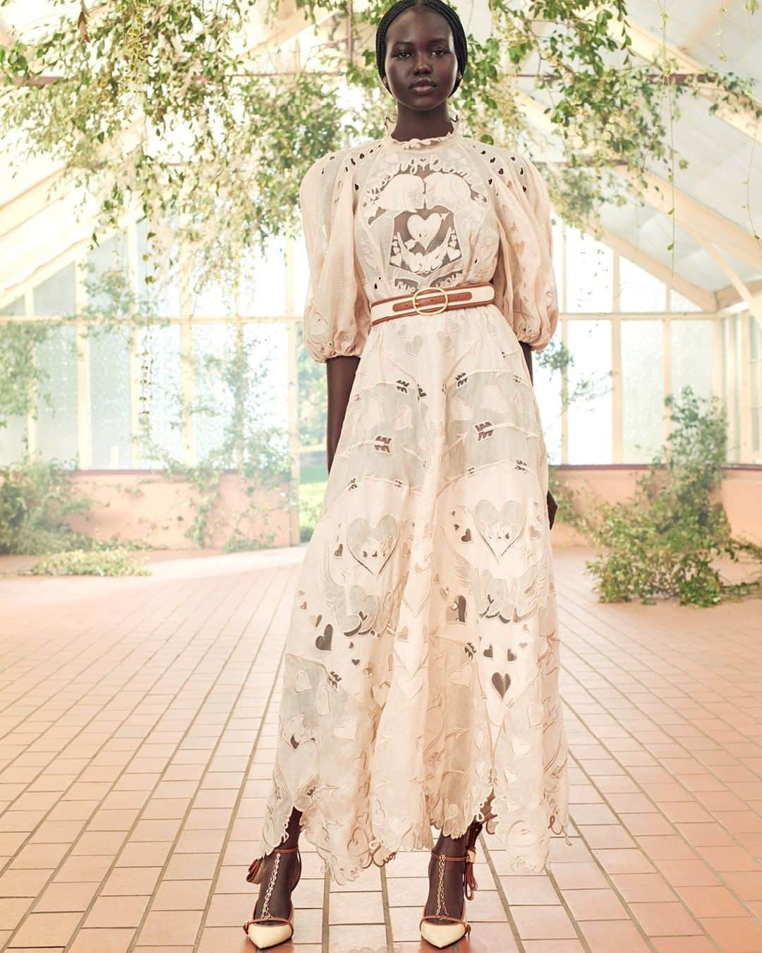 ジマーマンさんのインスタグラム写真 - (ジマーマンInstagram)「Look 23: @adutakech wears The Lovestruck Embroidered Gown, Leather Bind Raffia Belt & Bow Wedge from our Resort 21 RTW Collection. #&LOVESTRUCK #ZimResort21 #zimmermann」6月27日 19時30分 - zimmermann